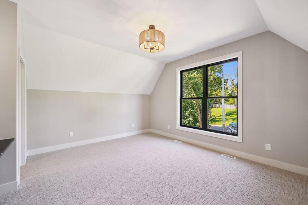 3061 Lake Shore Boulevard Property Photo 35