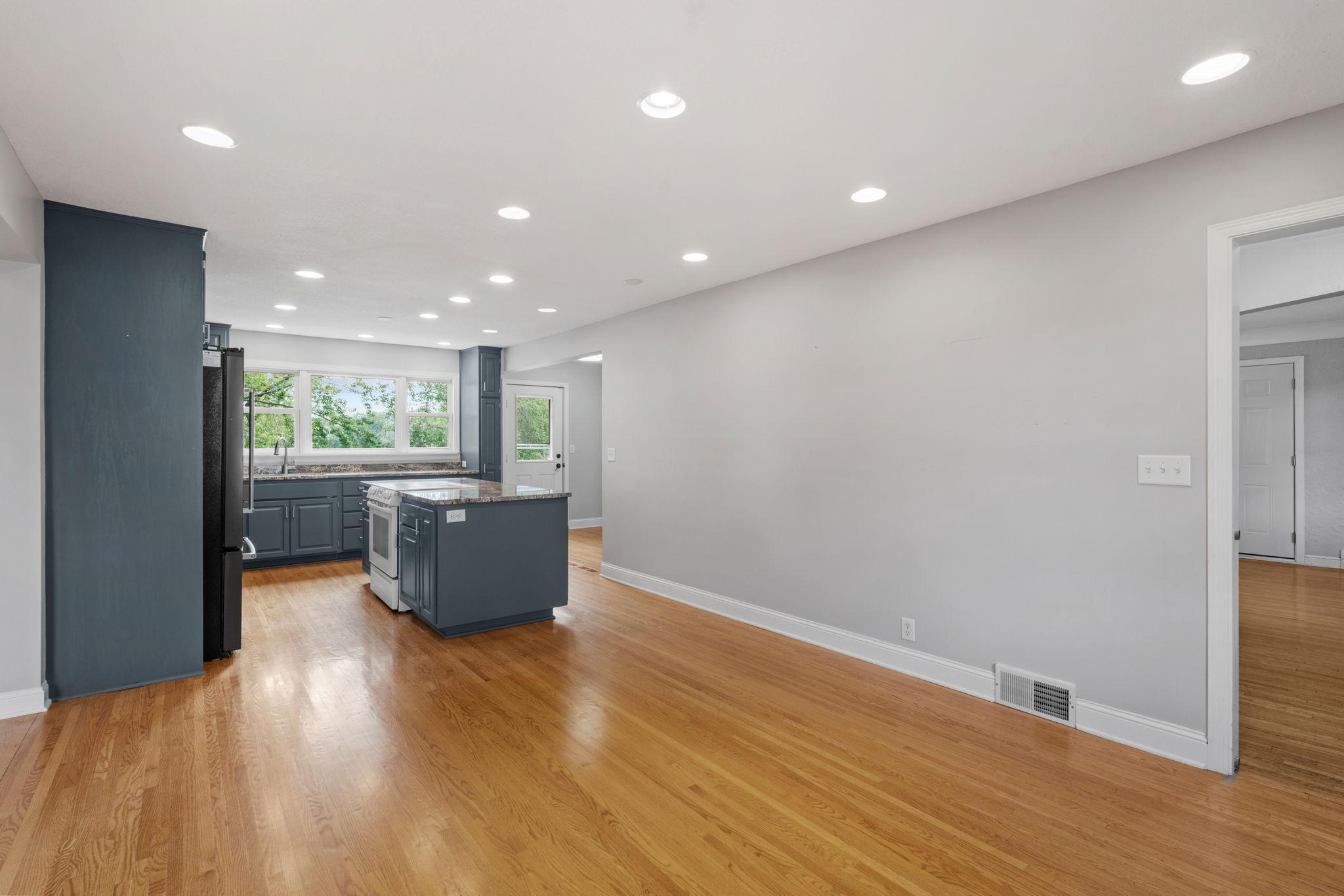 223 E River Parkway Property Photo 6