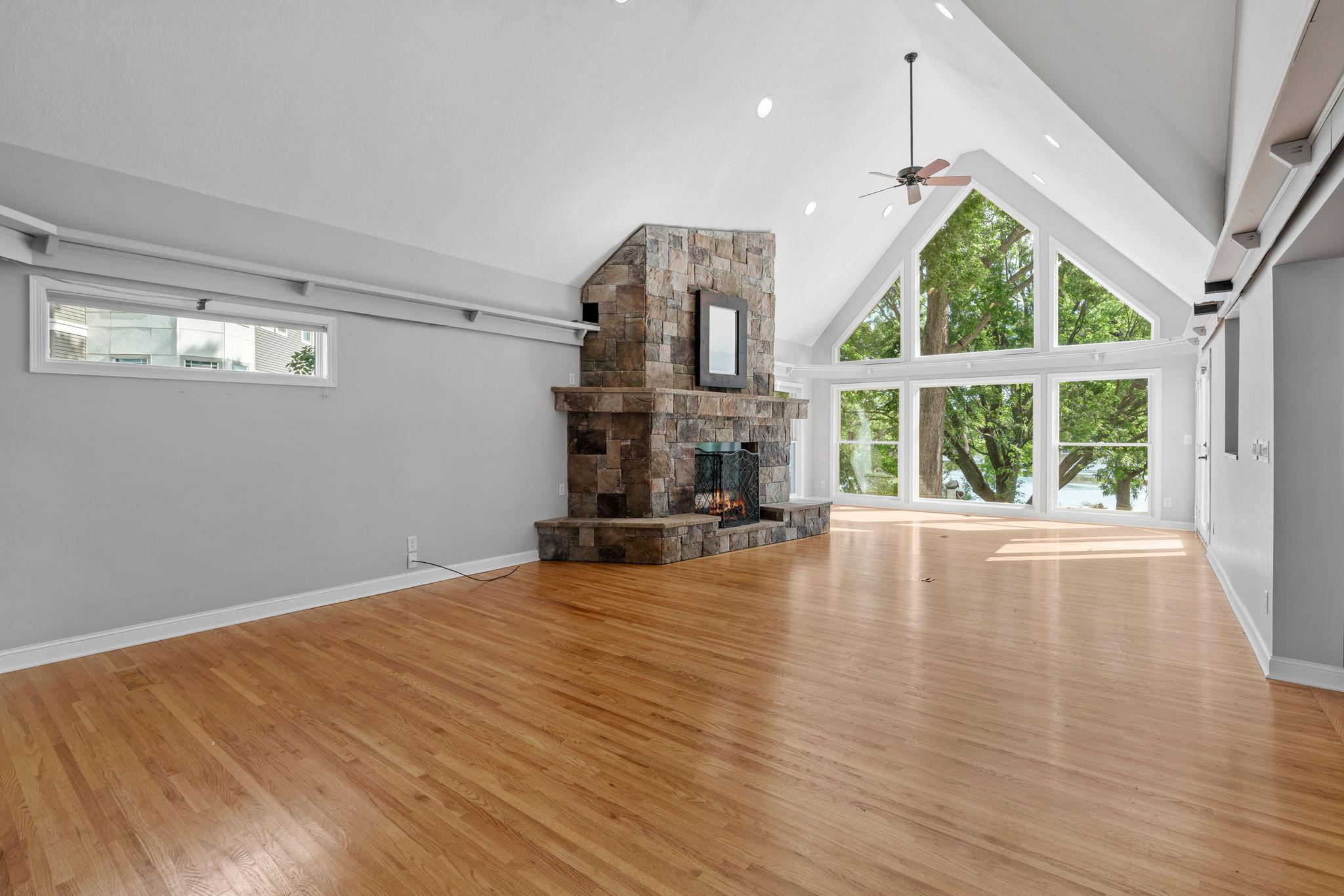 223 E River Parkway Property Photo 8