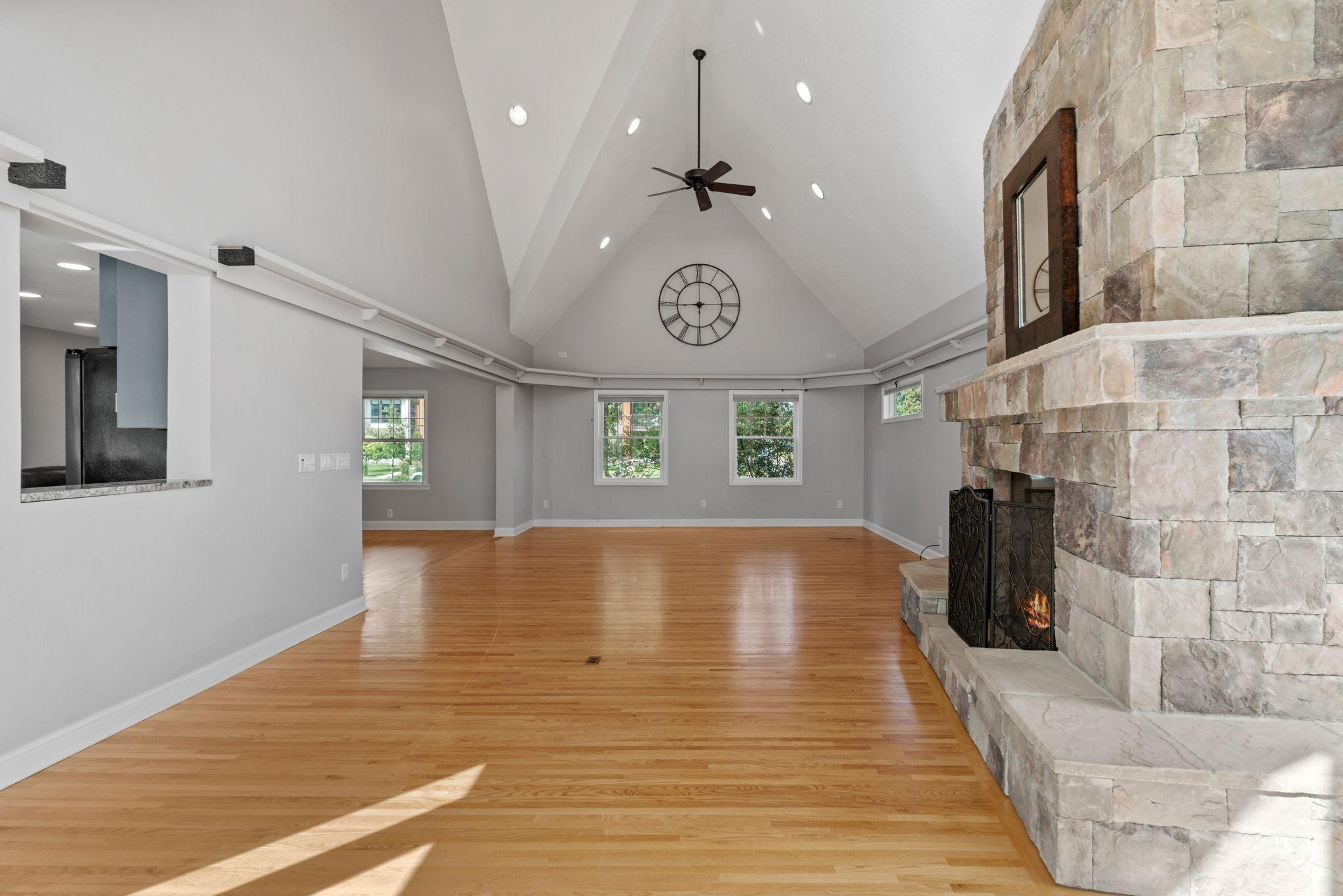 223 E River Parkway Property Photo 11