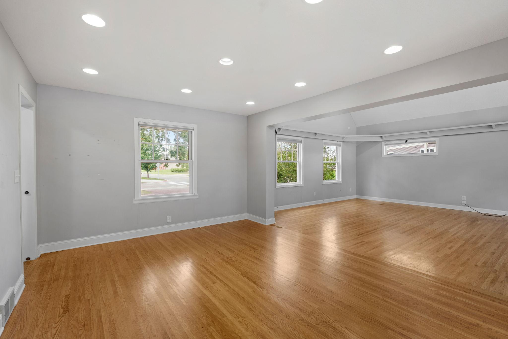 223 E River Parkway Property Photo 15