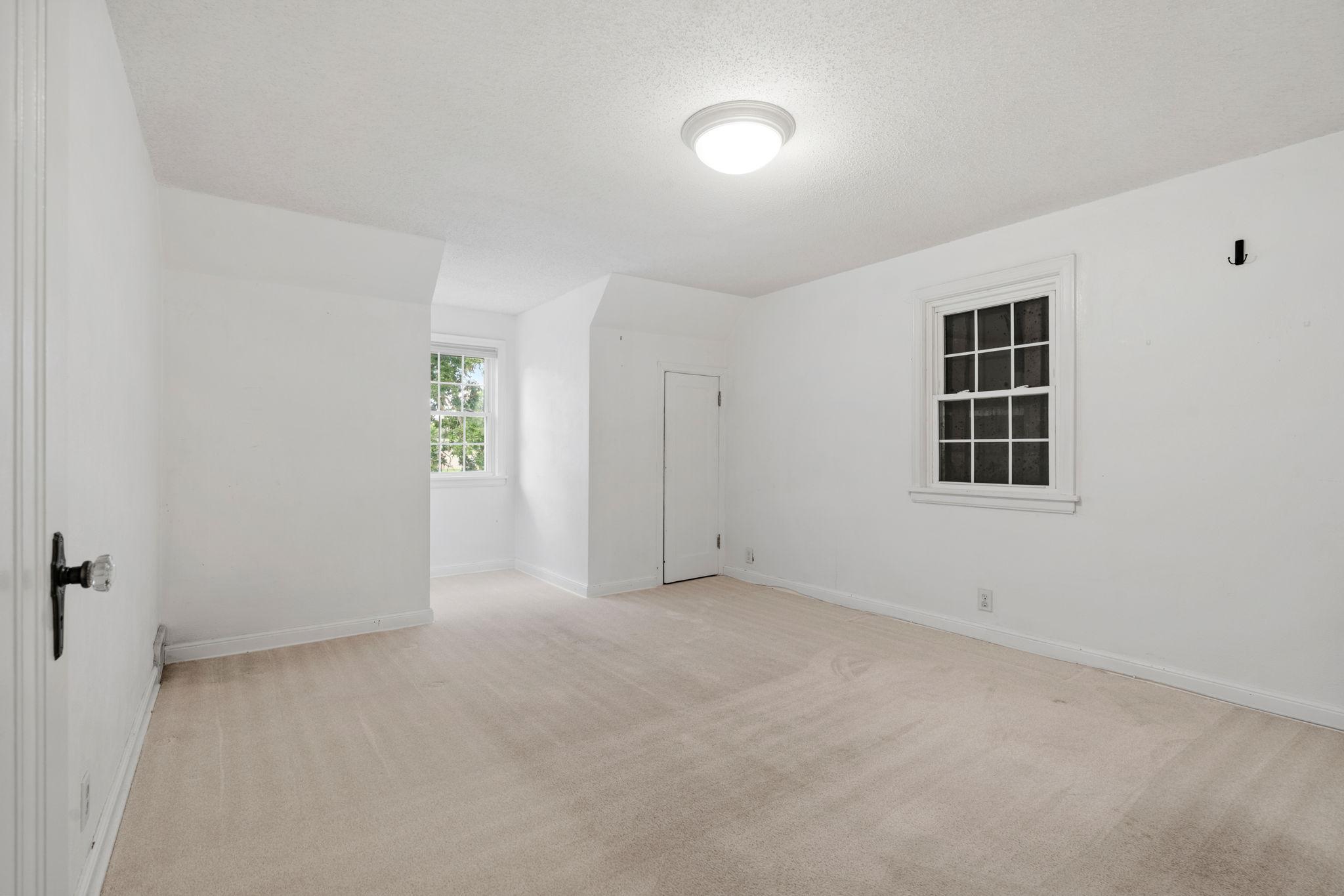223 E River Parkway Property Photo 18