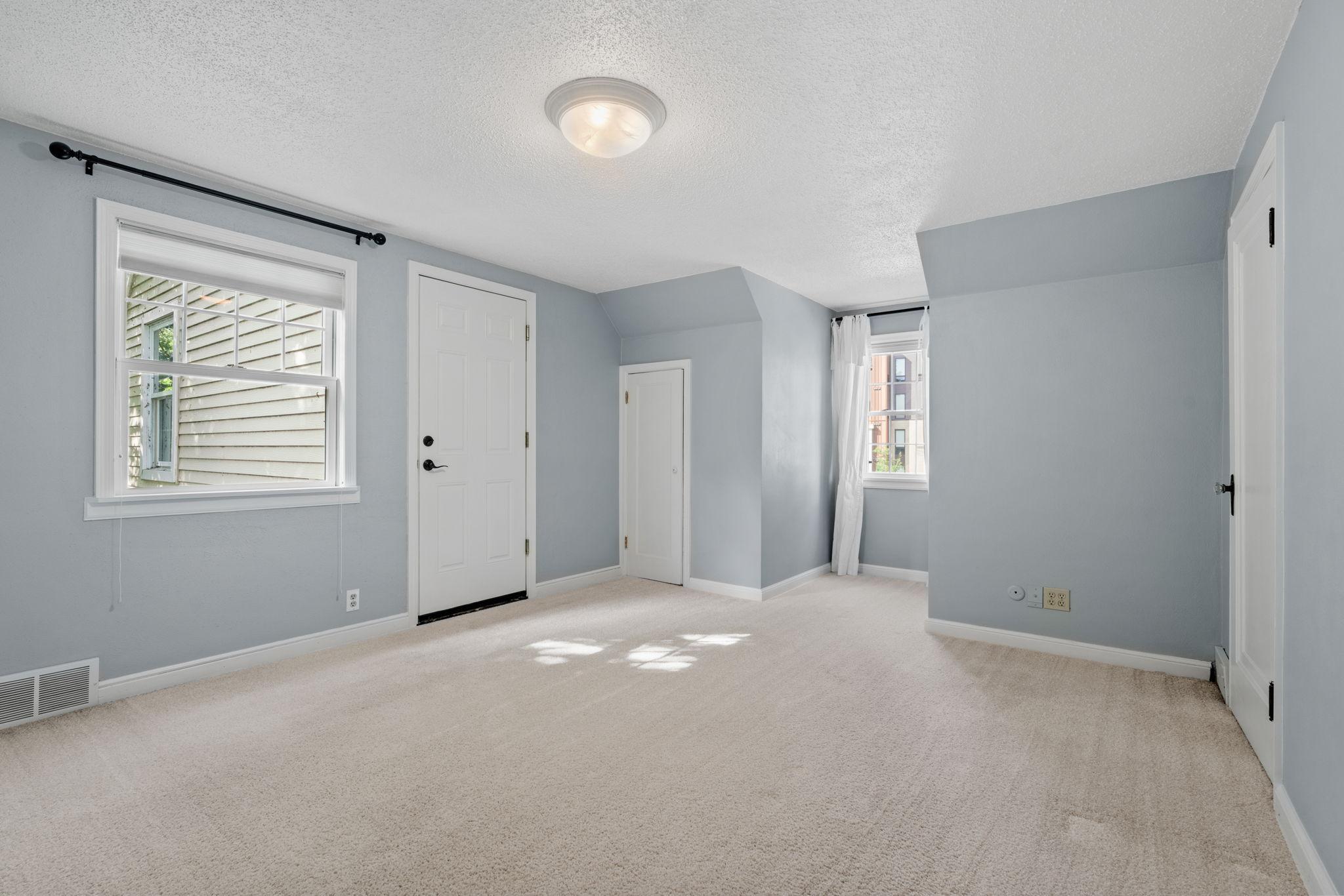 223 E River Parkway Property Photo 21