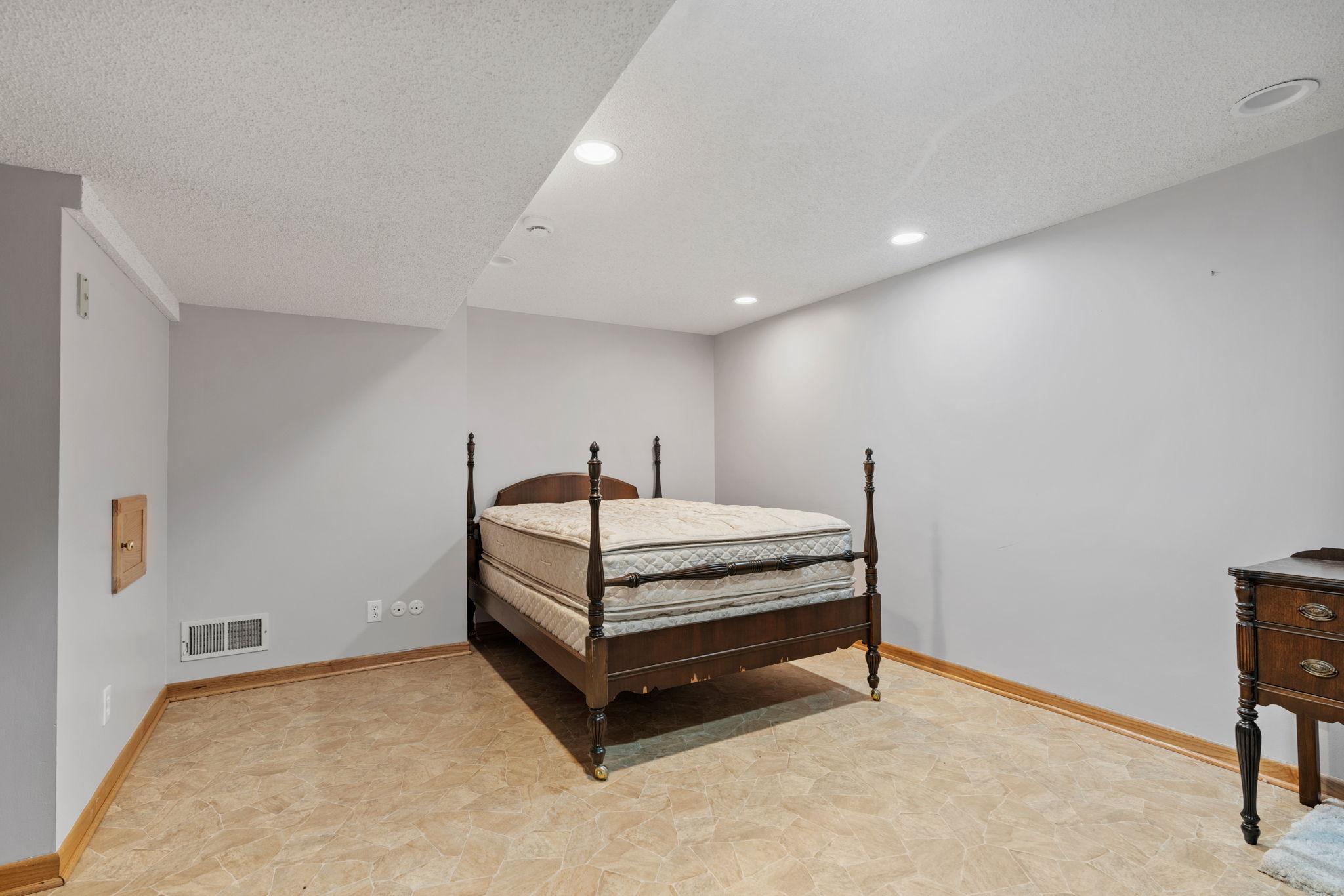 223 E River Parkway Property Photo 25