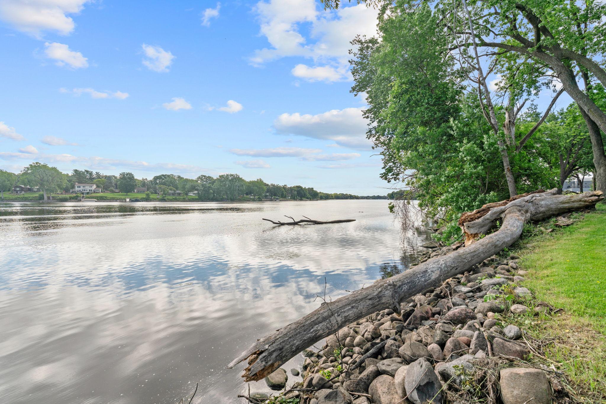 223 E River Parkway Property Photo 44