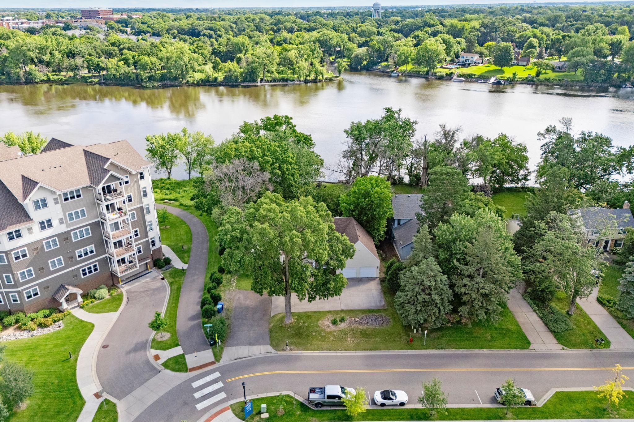 223 E River Parkway Property Photo 47