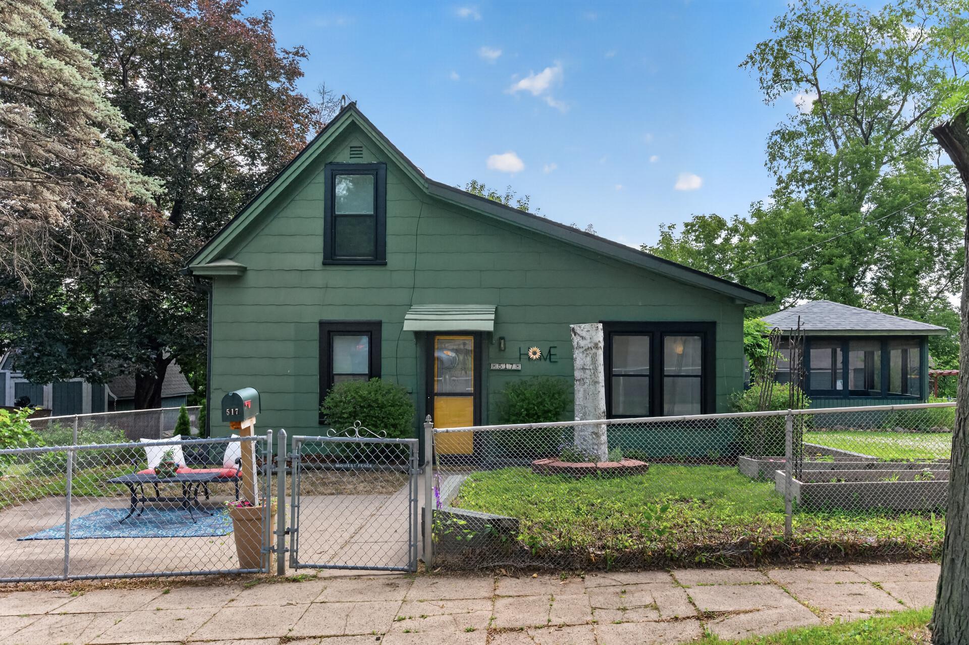 517 Sidney Street E Property Photo 2