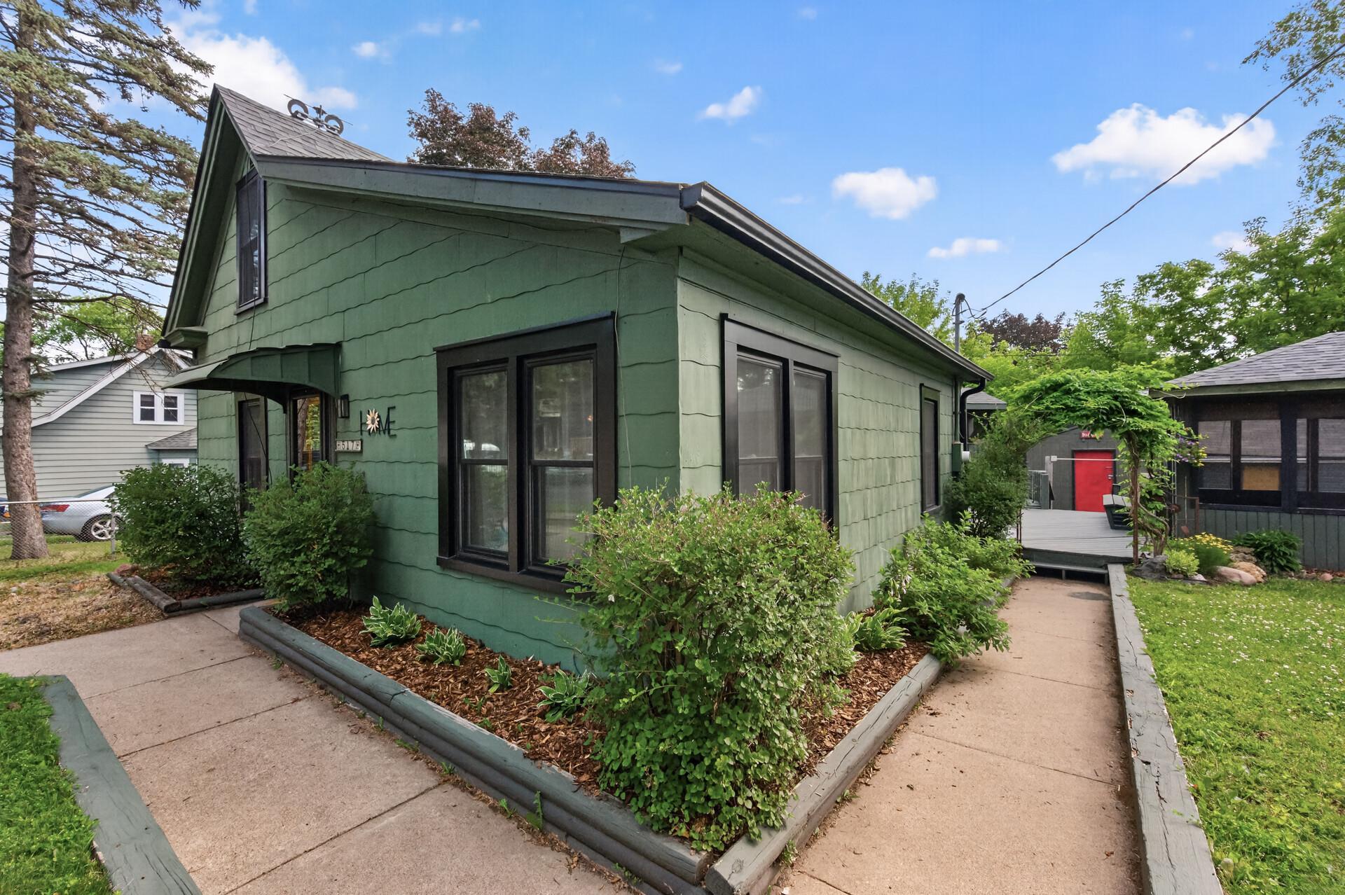 517 Sidney Street E Property Photo 3