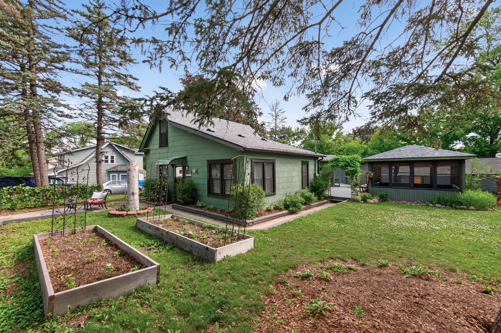 517 Sidney Street E Property Photo 4