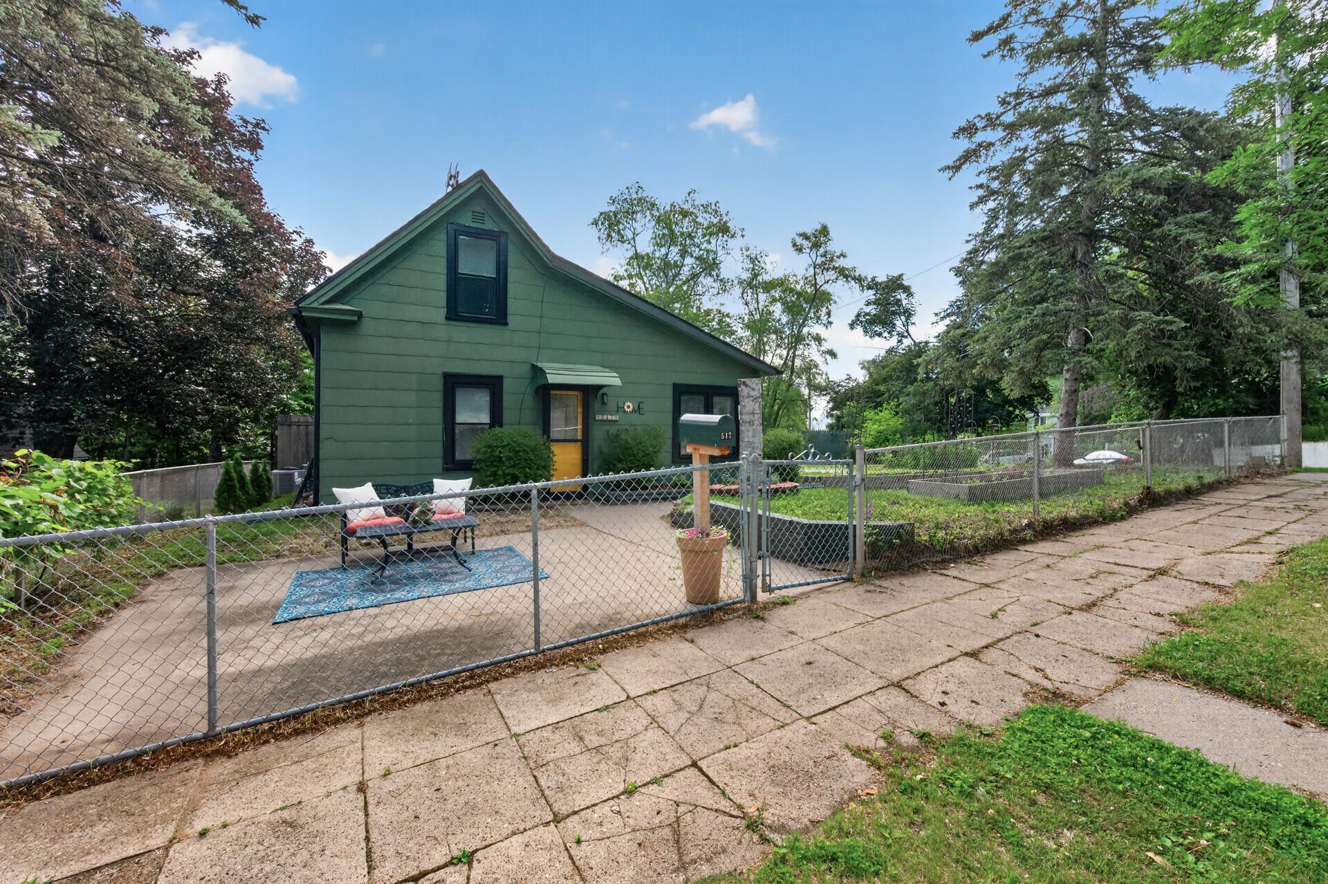 517 Sidney Street E Property Photo 5