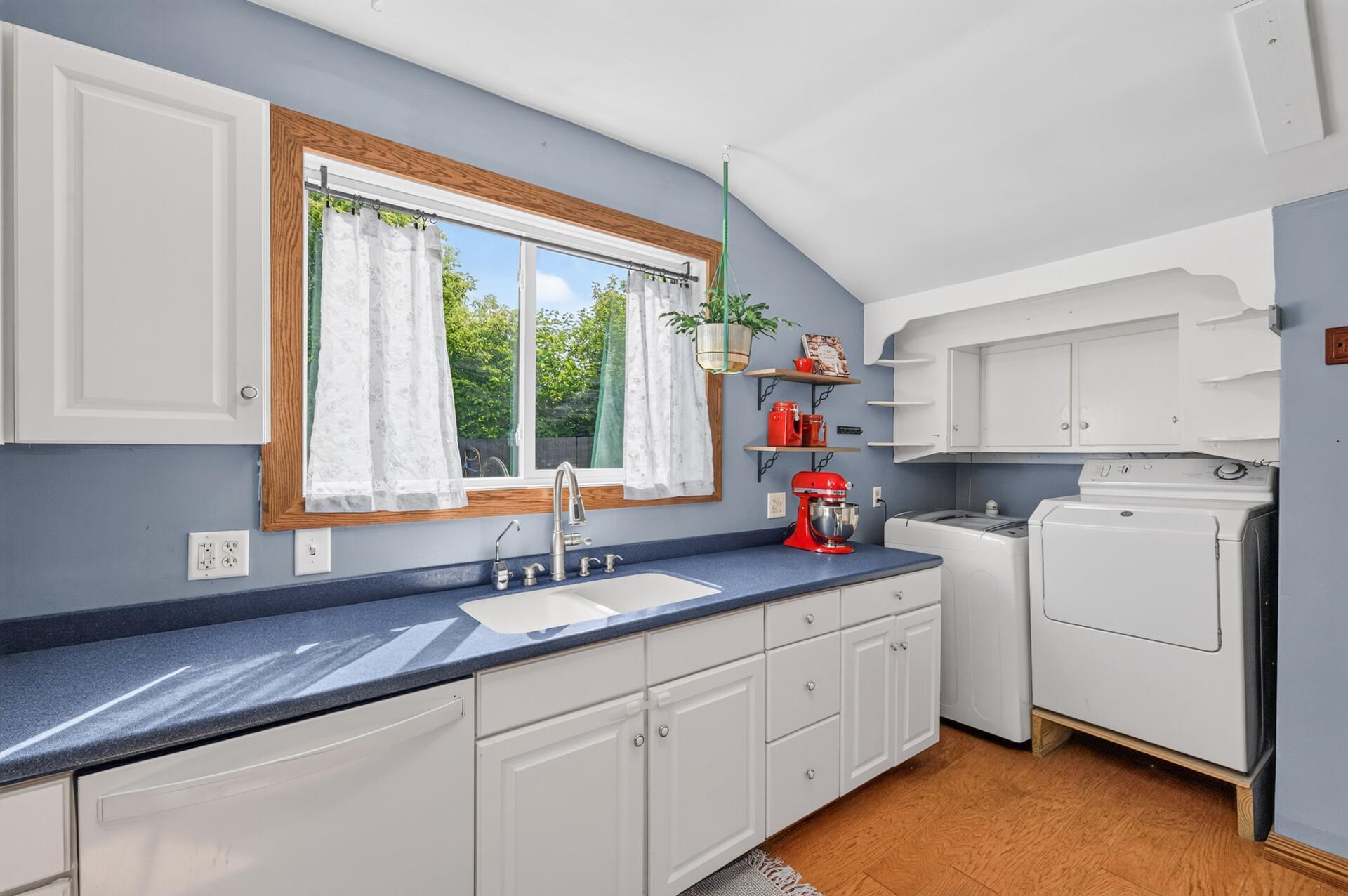 517 Sidney Street E Property Photo 18