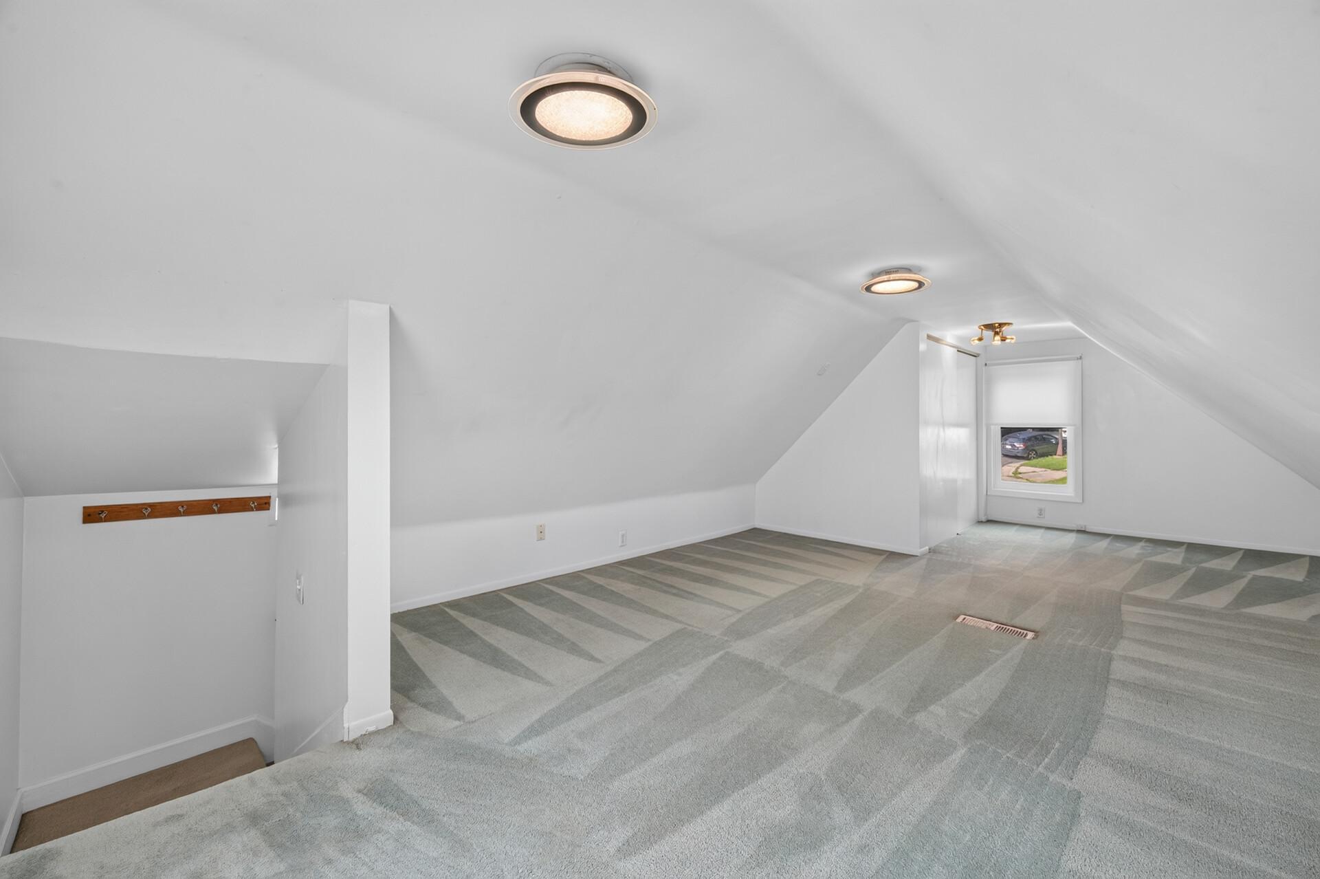 517 Sidney Street E Property Photo 29