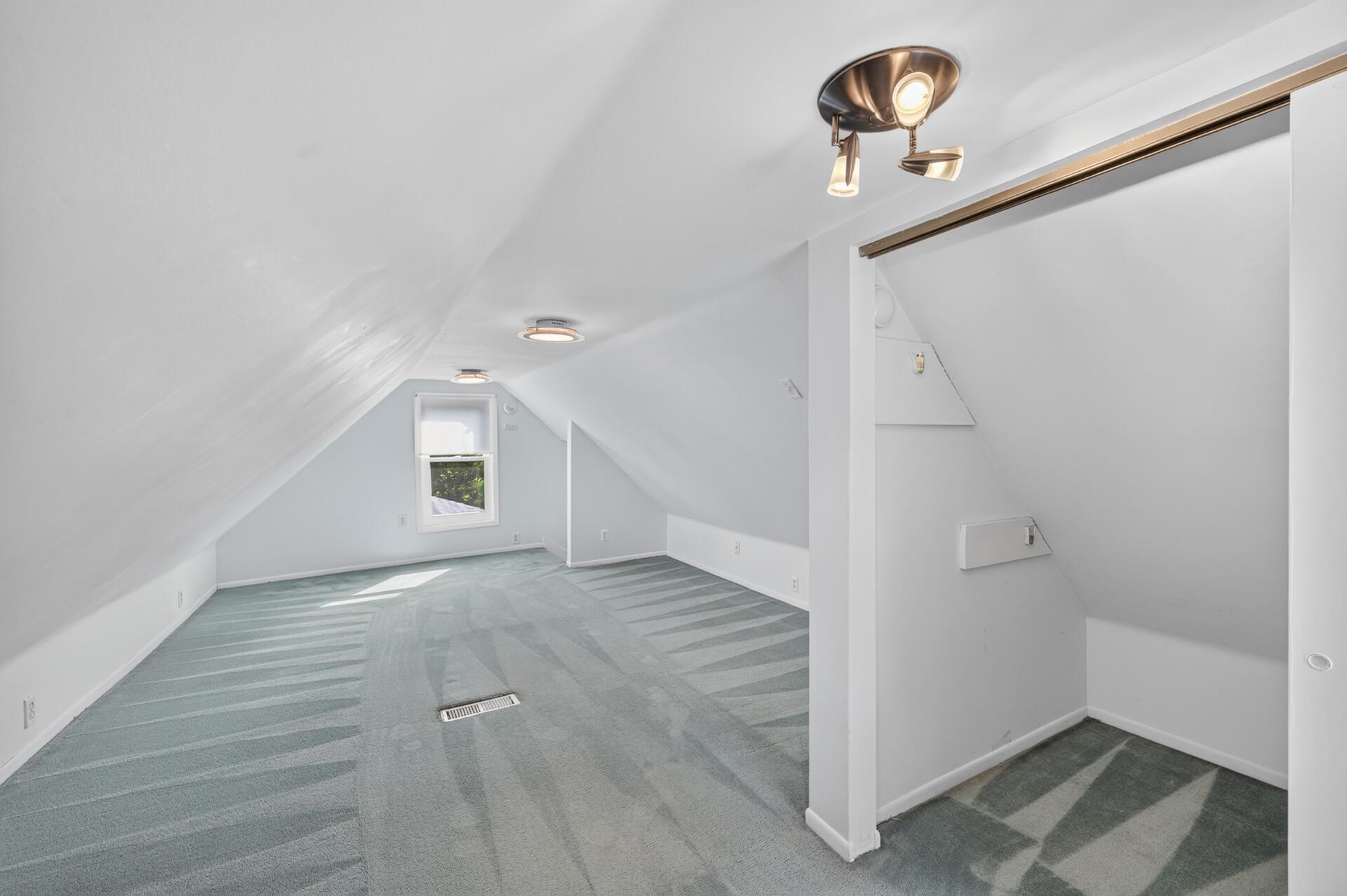 517 Sidney Street E Property Photo 30