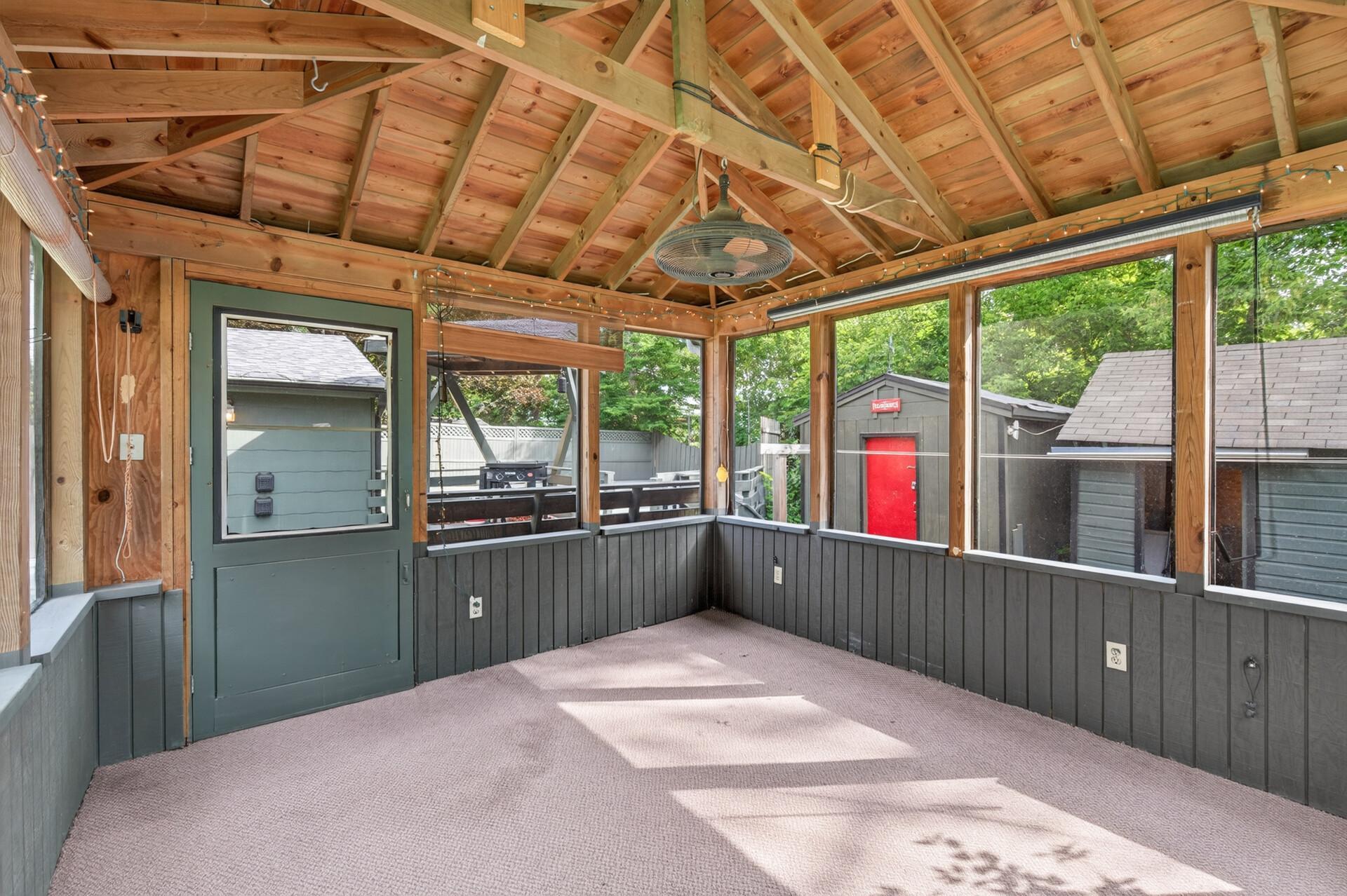 517 Sidney Street E Property Photo 34
