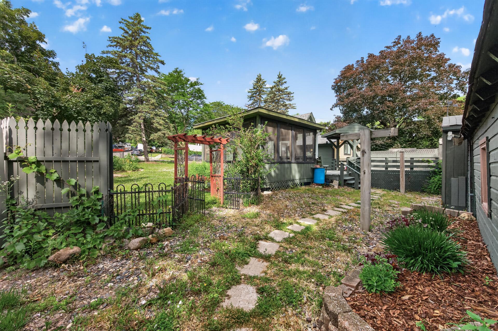 517 Sidney Street E Property Photo 37