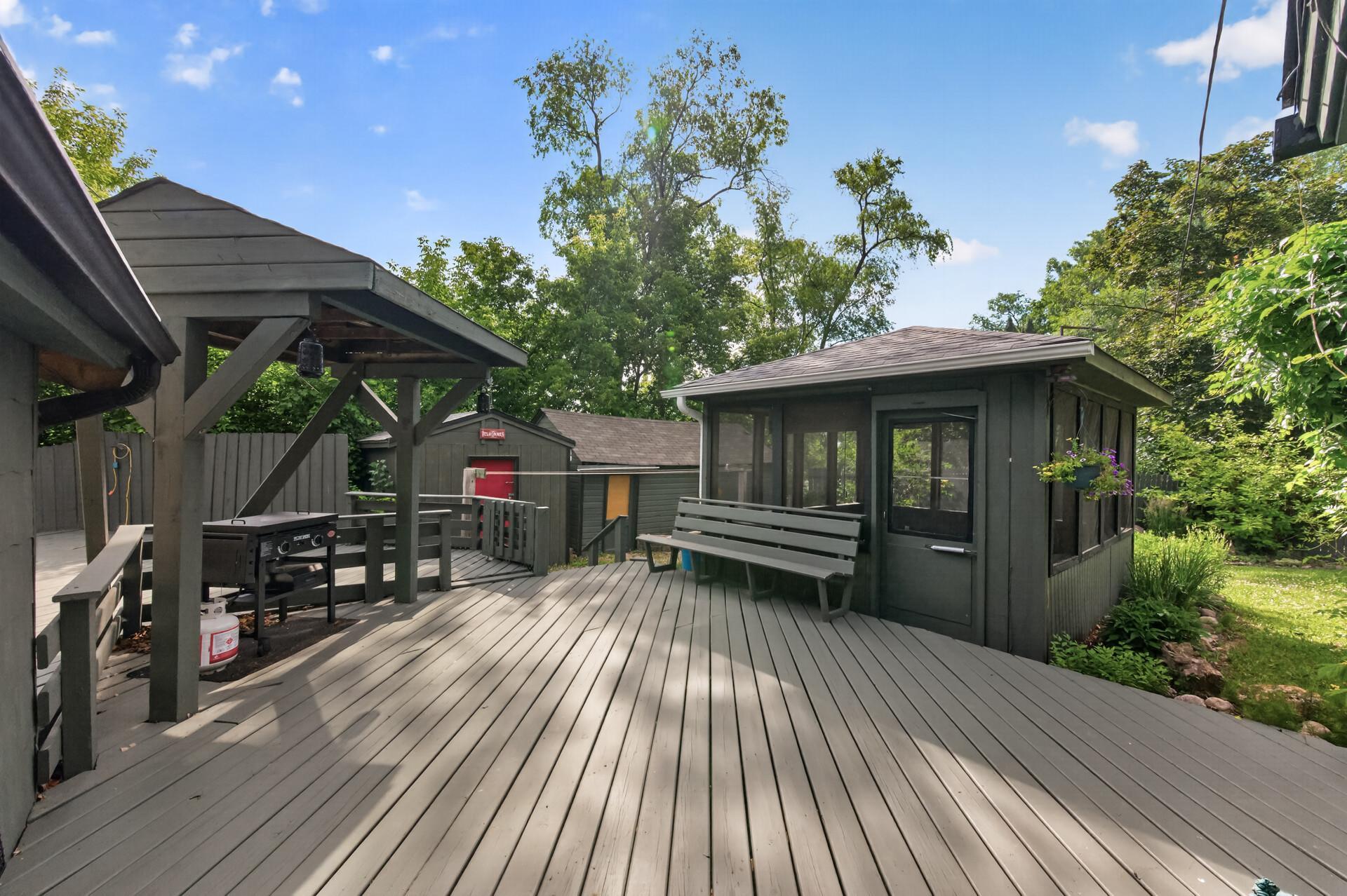 517 Sidney Street E Property Photo 41