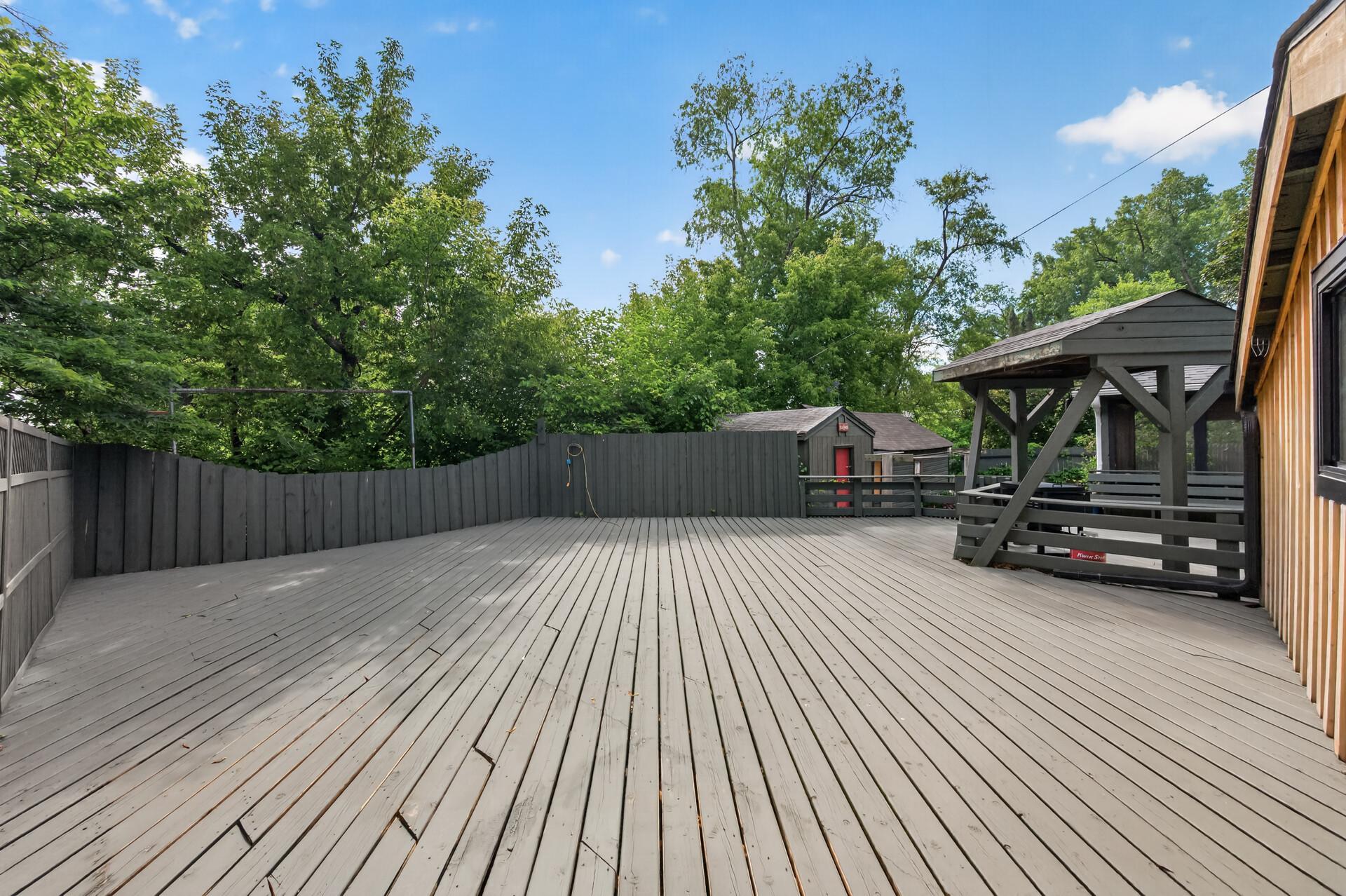 517 Sidney Street E Property Photo 43