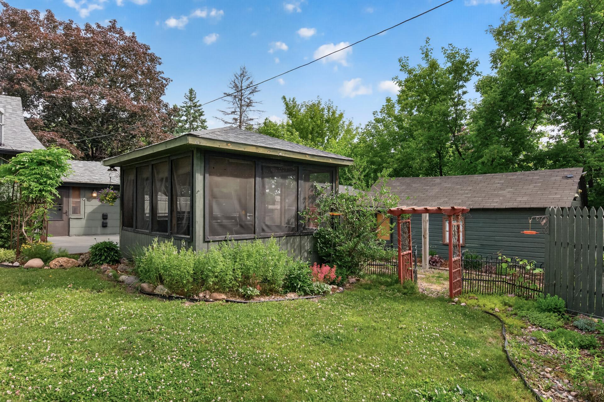 517 Sidney Street E Property Photo 45