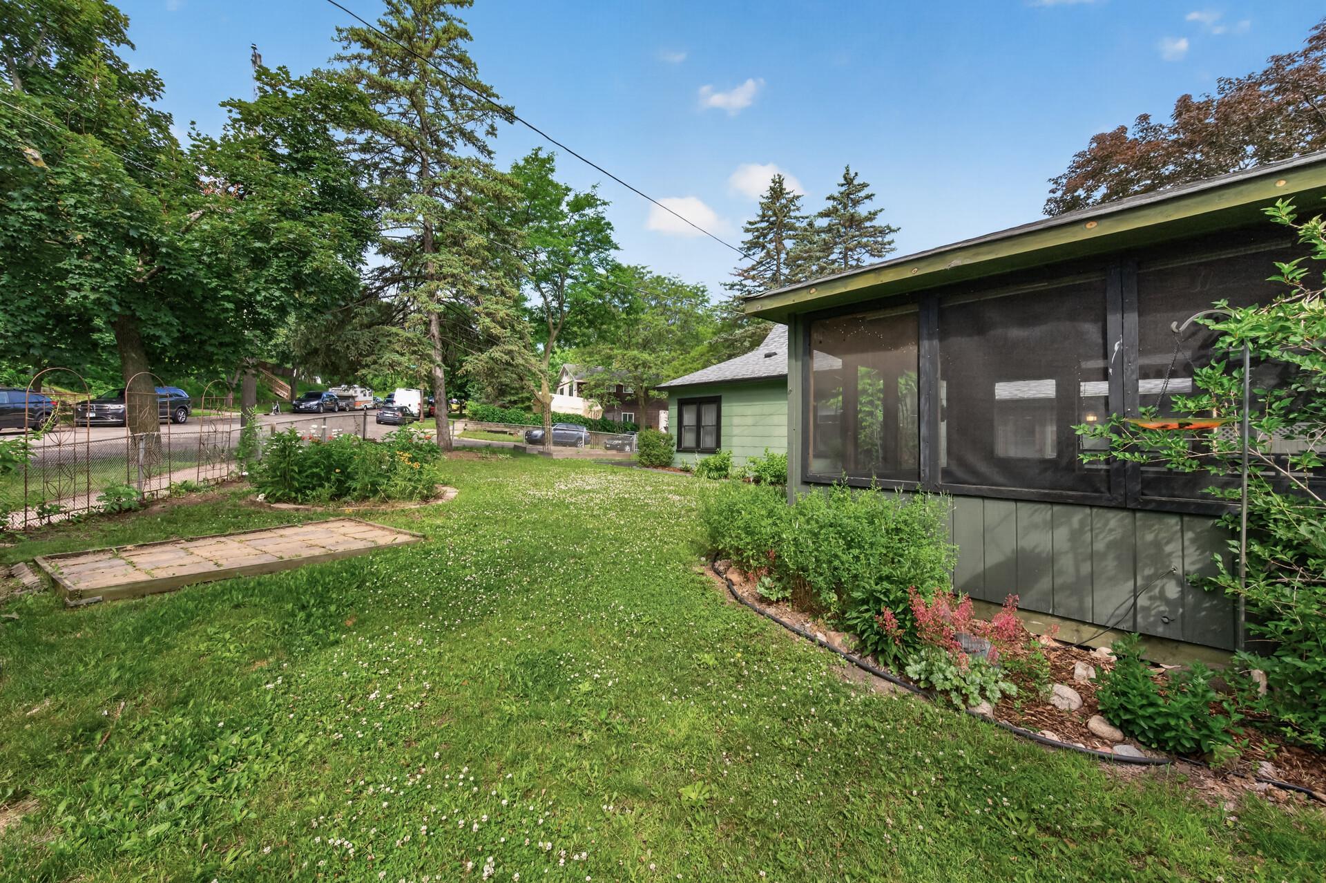 517 Sidney Street E Property Photo 46