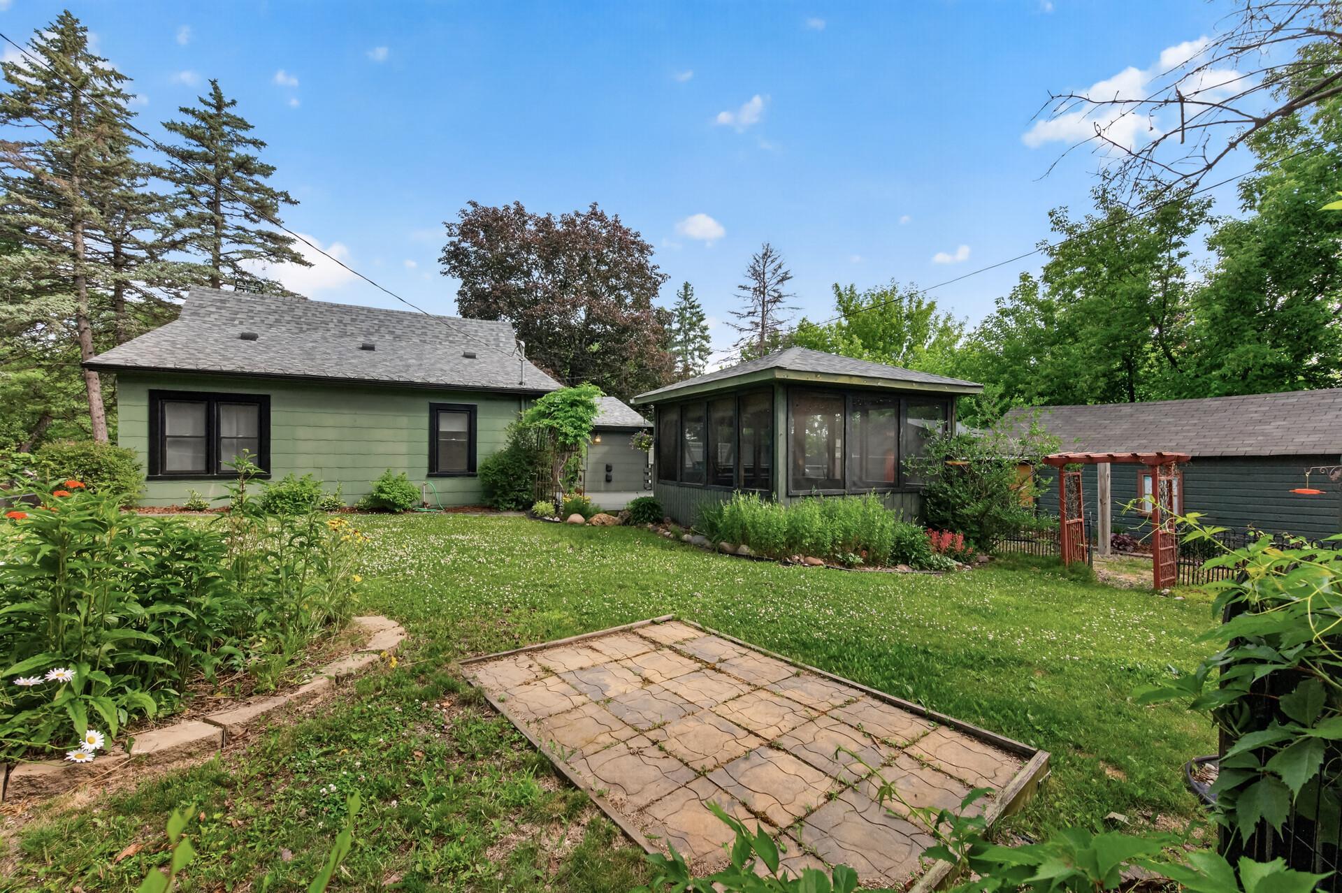 517 Sidney Street E Property Photo 47