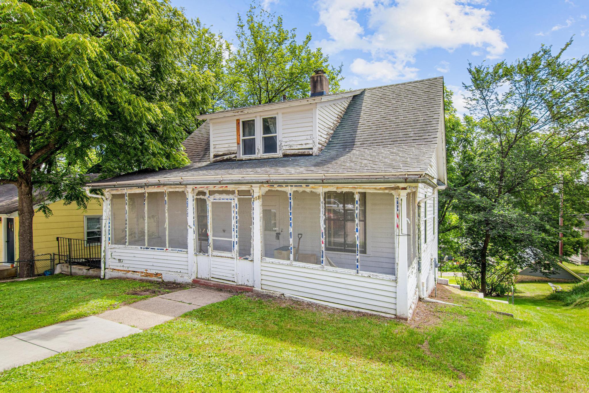 213 4th St W Property Photo 1