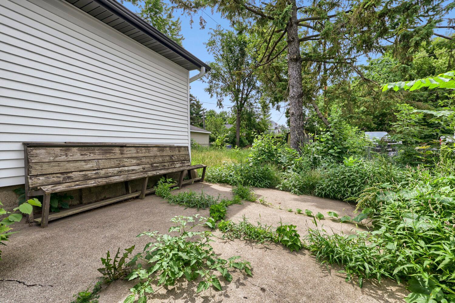 1024 Geranium Avenue E Property Photo 3