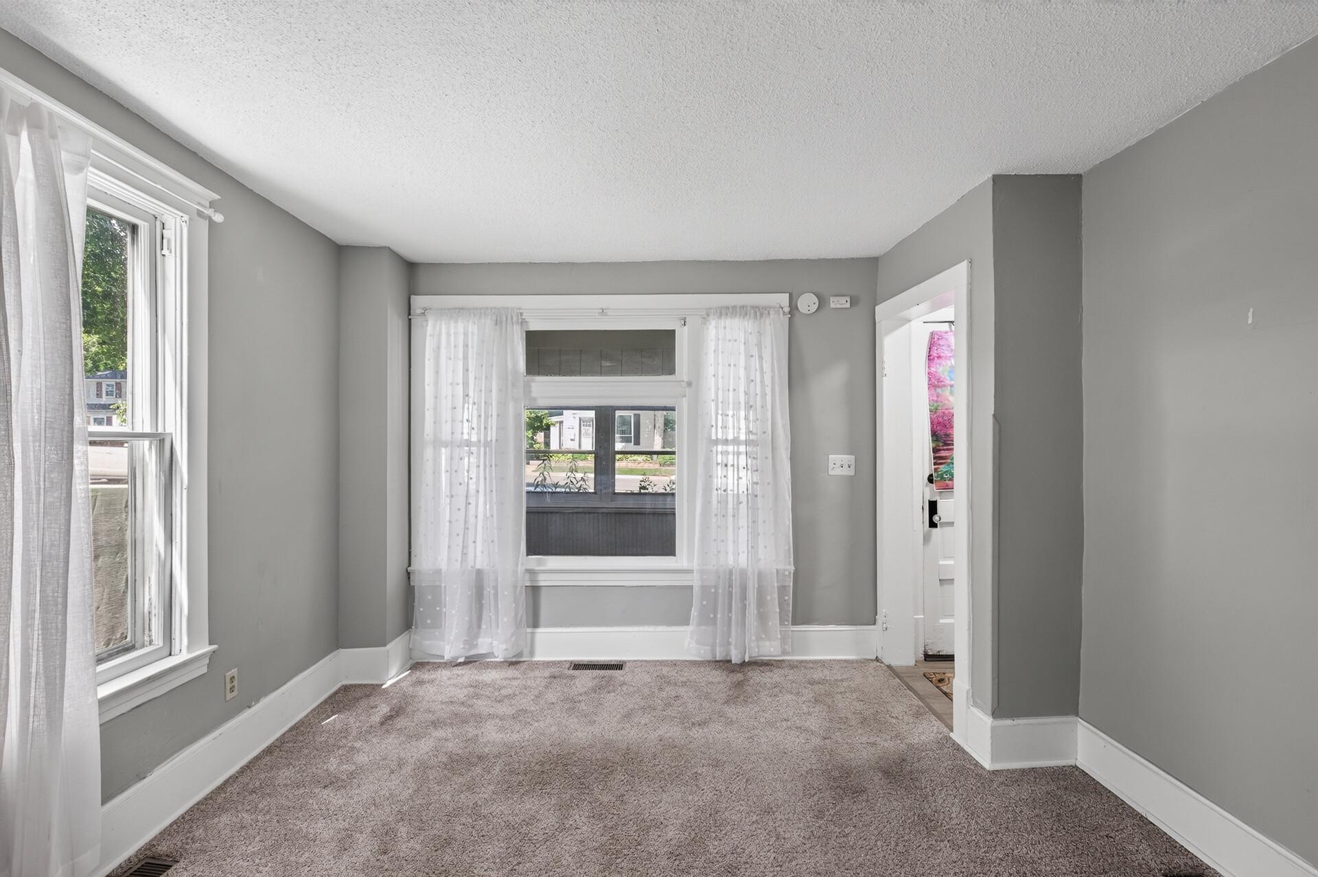 1094 Kent Street Property Photo 8