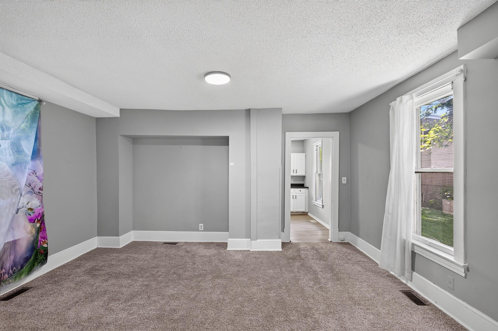 1094 Kent Street Property Photo 9