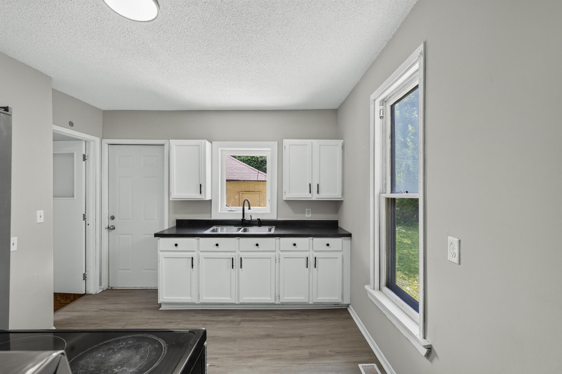 1094 Kent Street Property Photo 13