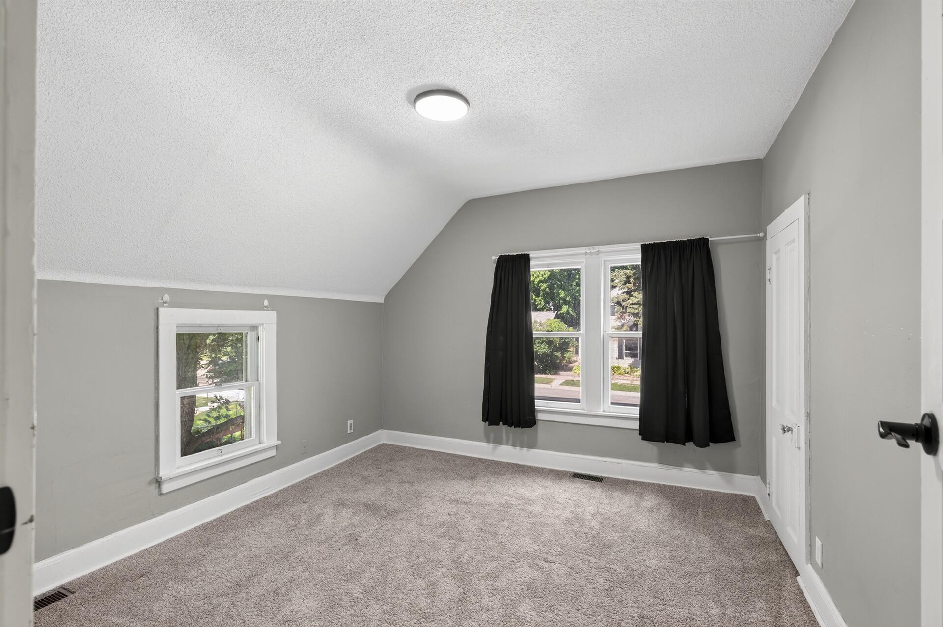1094 Kent Street Property Photo 16