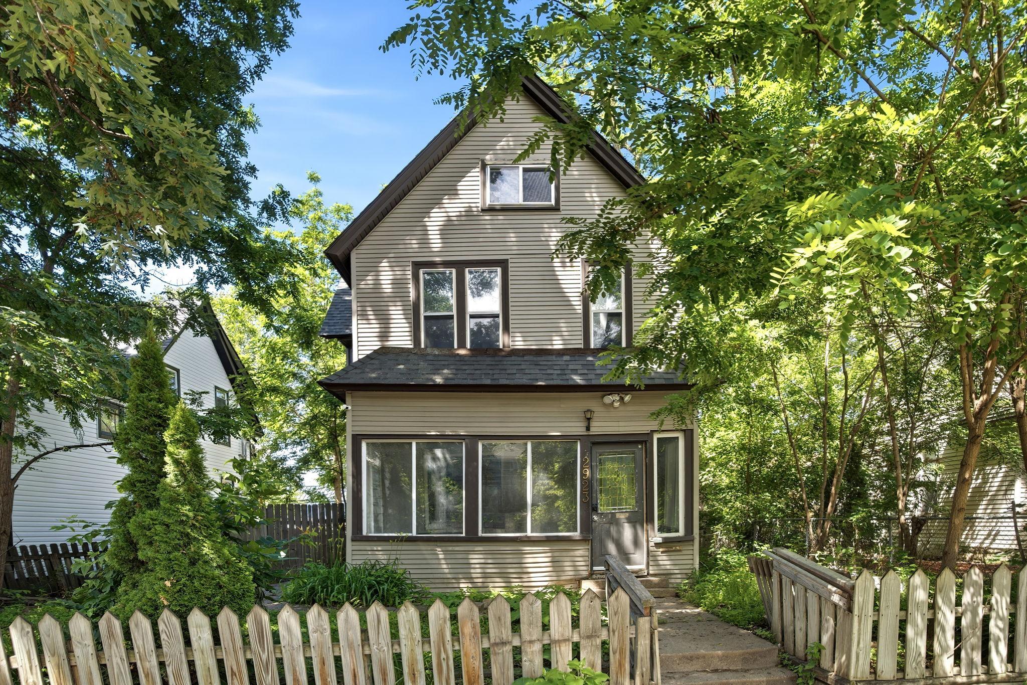 2923 Girard Avenue N Property Photo 1