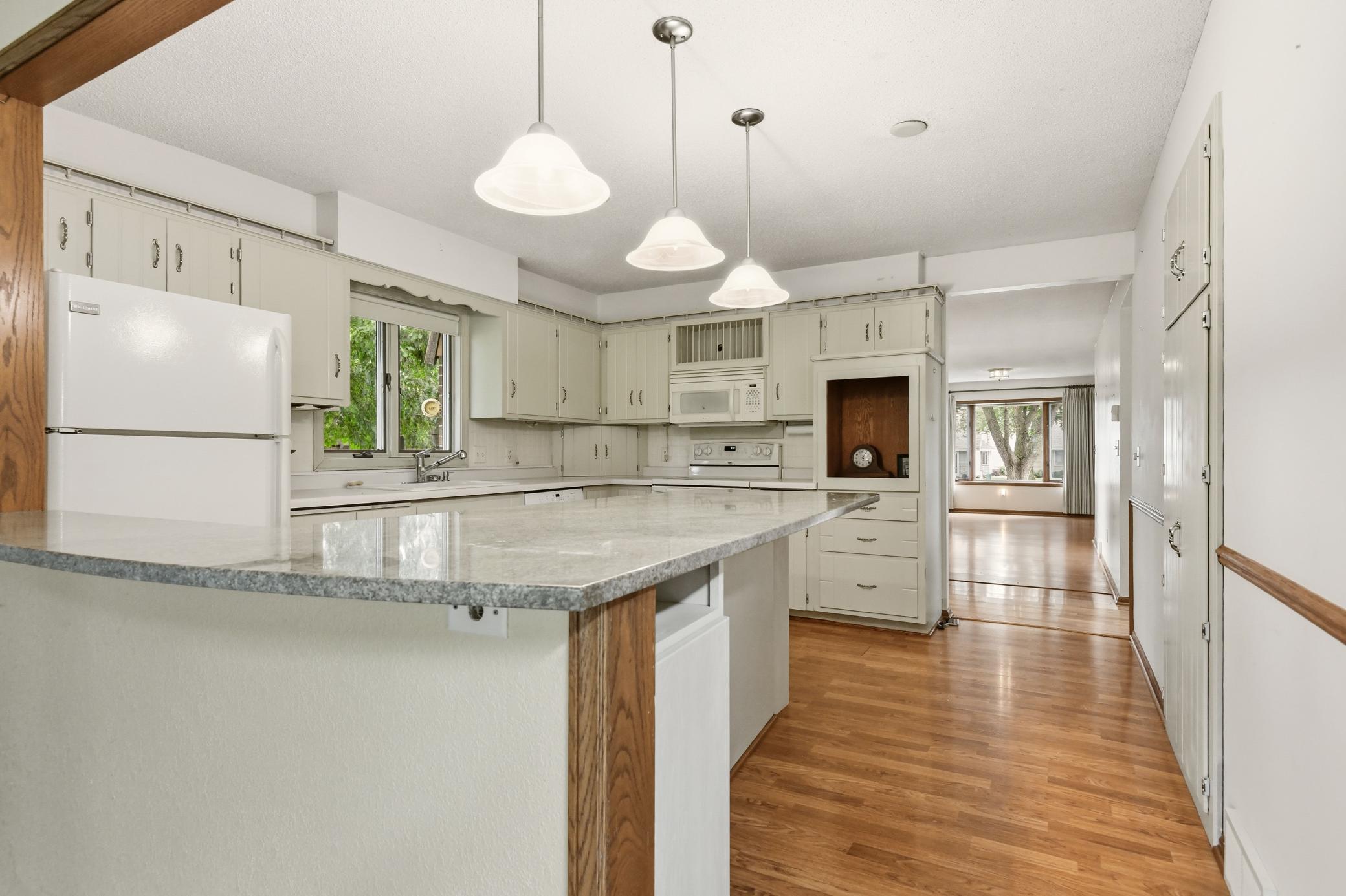 267 Park Avenue S Property Photo 9