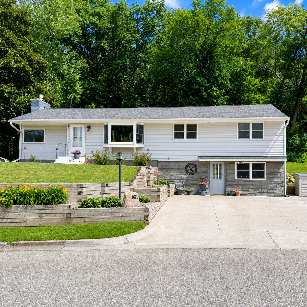 1629 Poplar Drive Property Photo 1