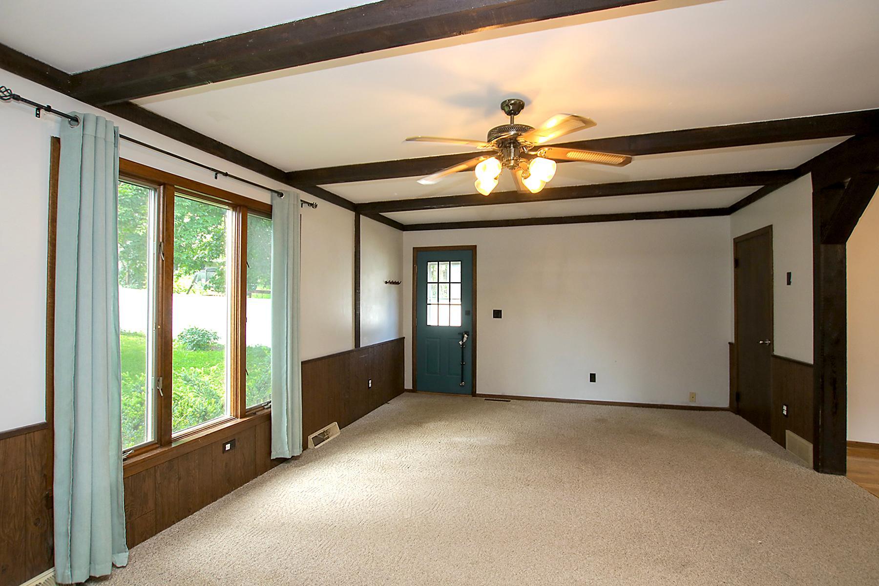 131 Elm Street E Property Photo 4