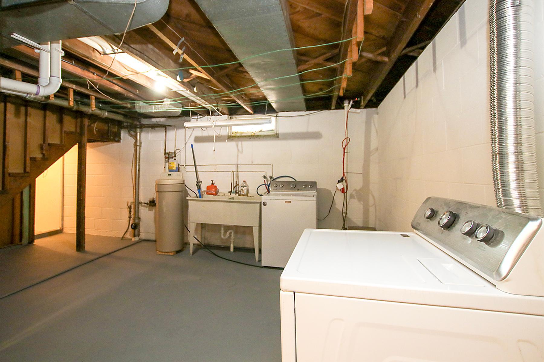 131 Elm Street E Property Photo 14