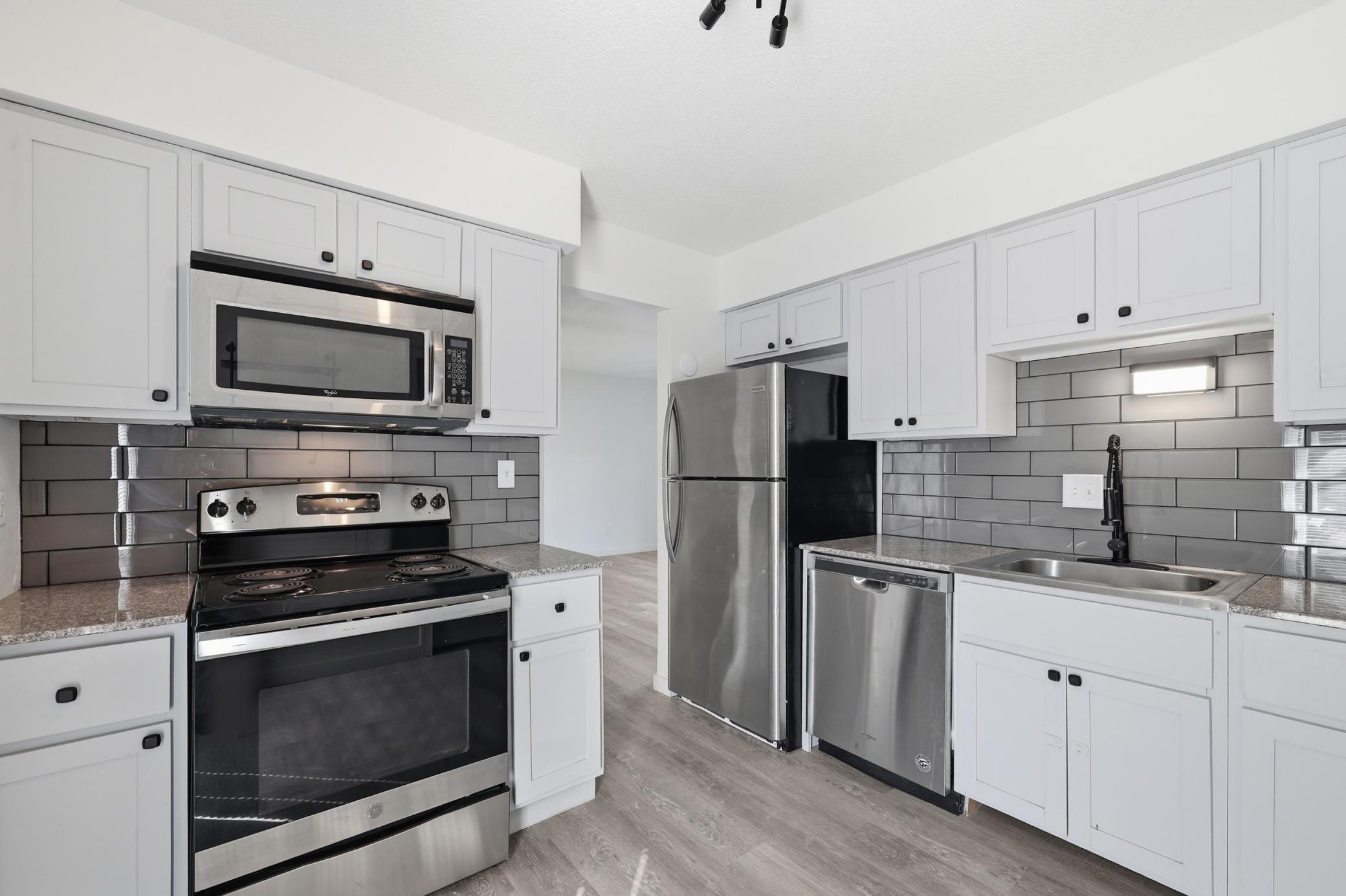 323 E 43rd Street Property Photo 5