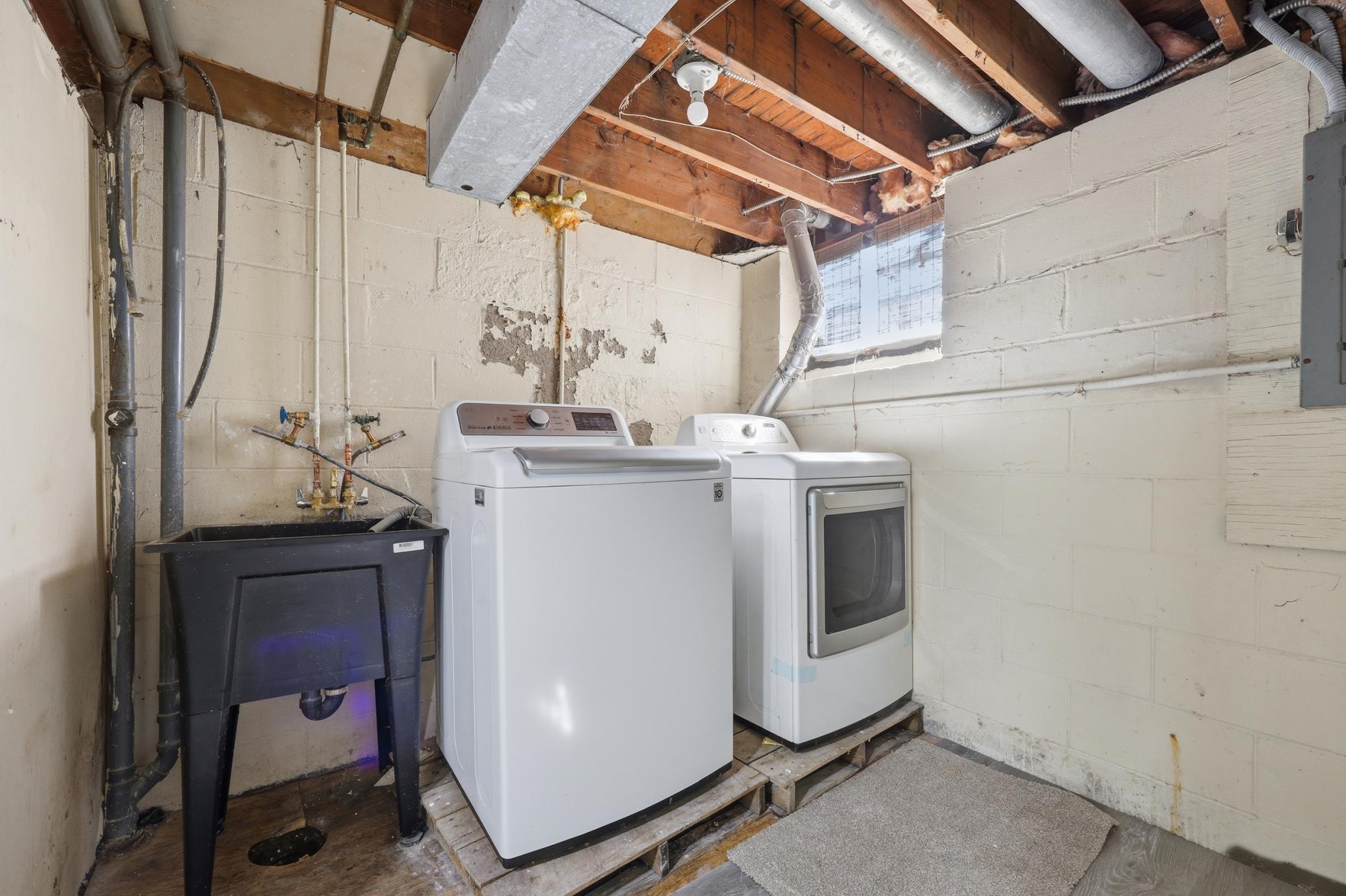 323 E 43rd Street Property Photo 29