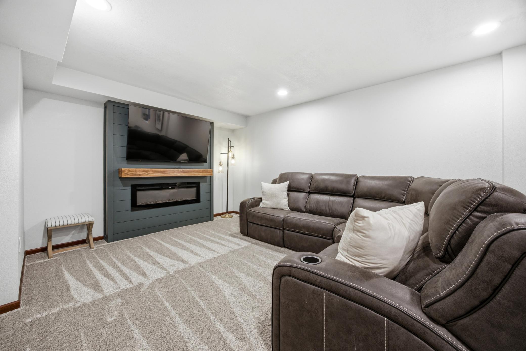 90 6th Street E Property Photo 18