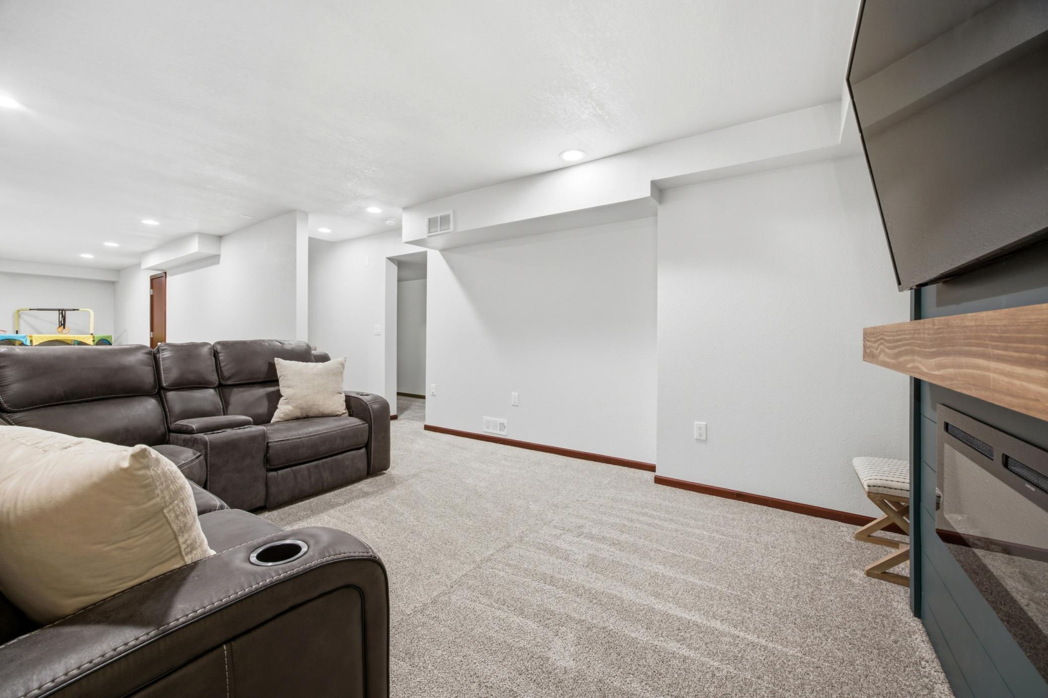 90 6th Street E Property Photo 19