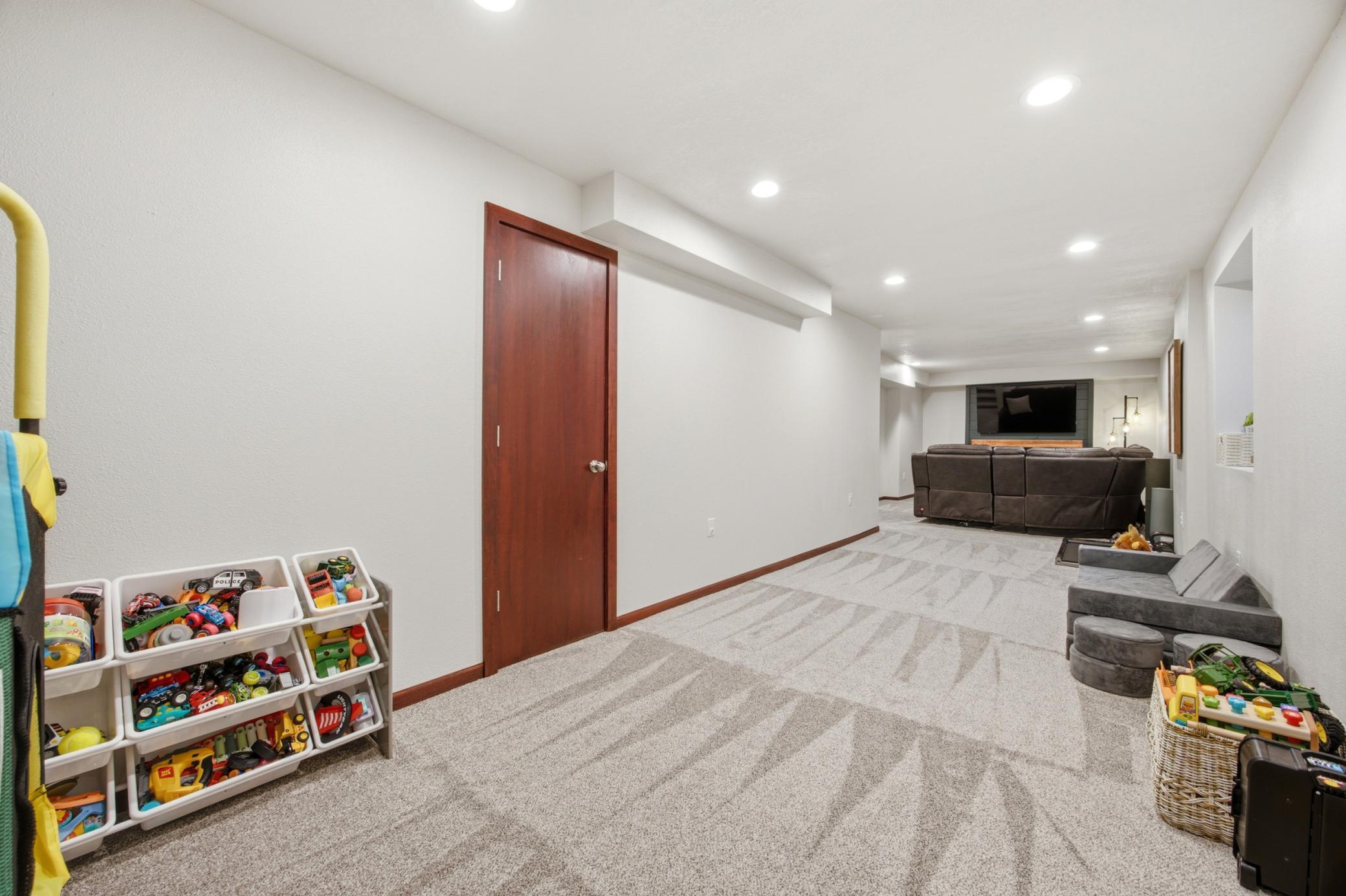 90 6th Street E Property Photo 21