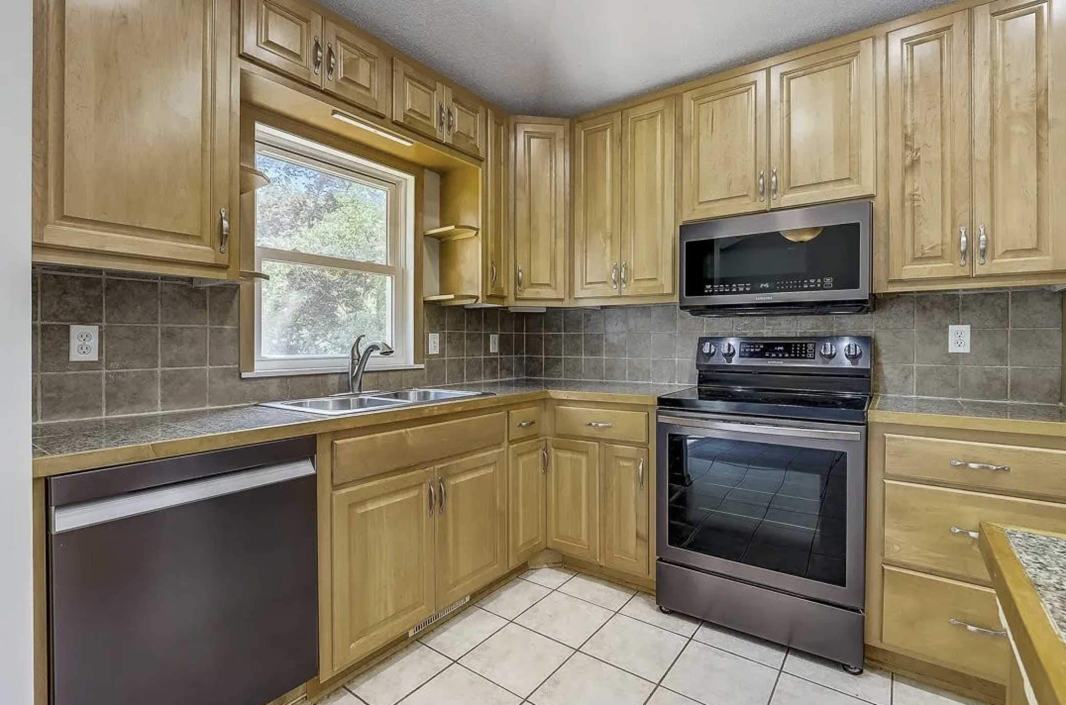 8778 Hawthorne Drive Property Photo 6