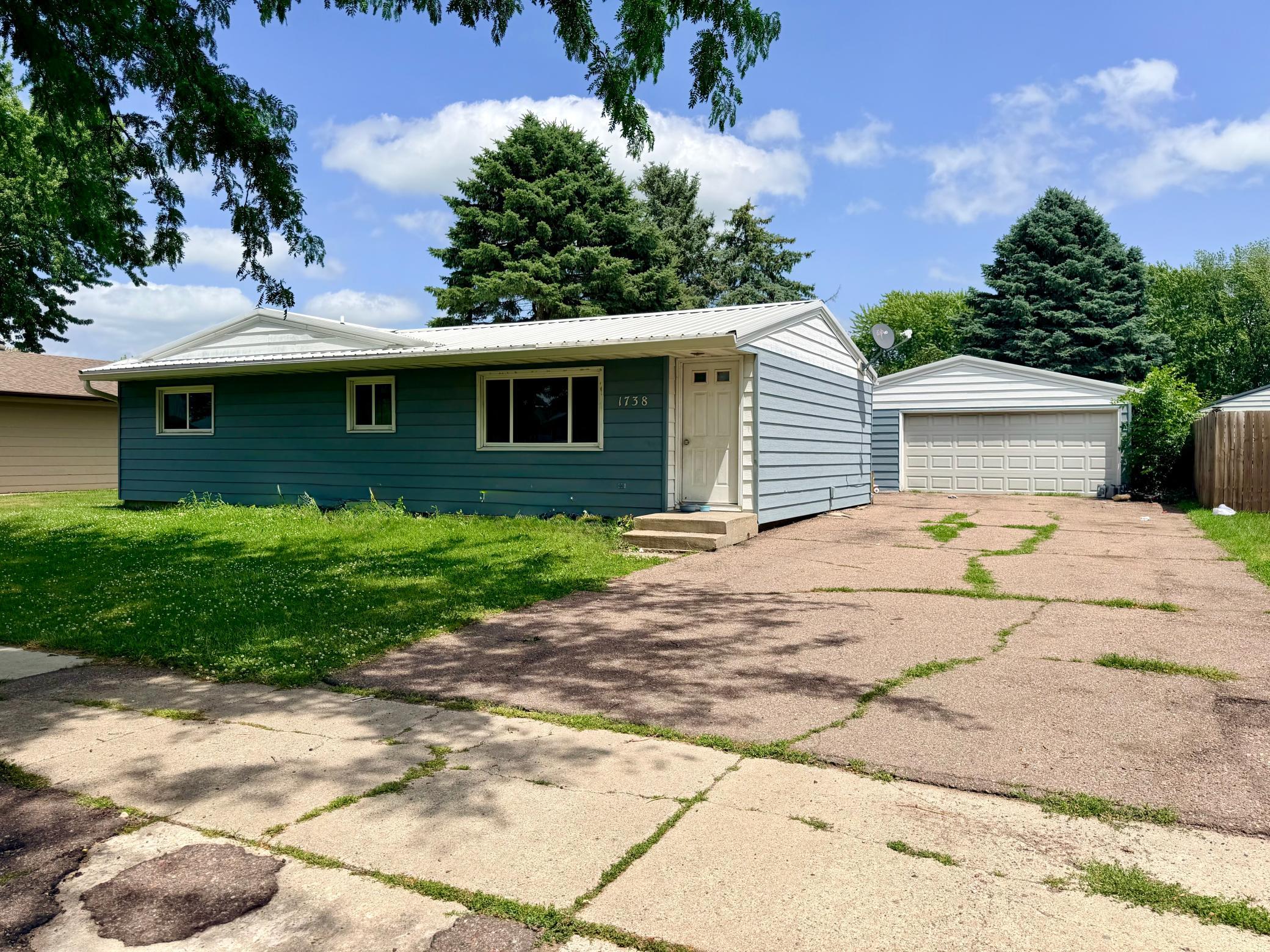 1738 Skyline Drive Property Photo 1
