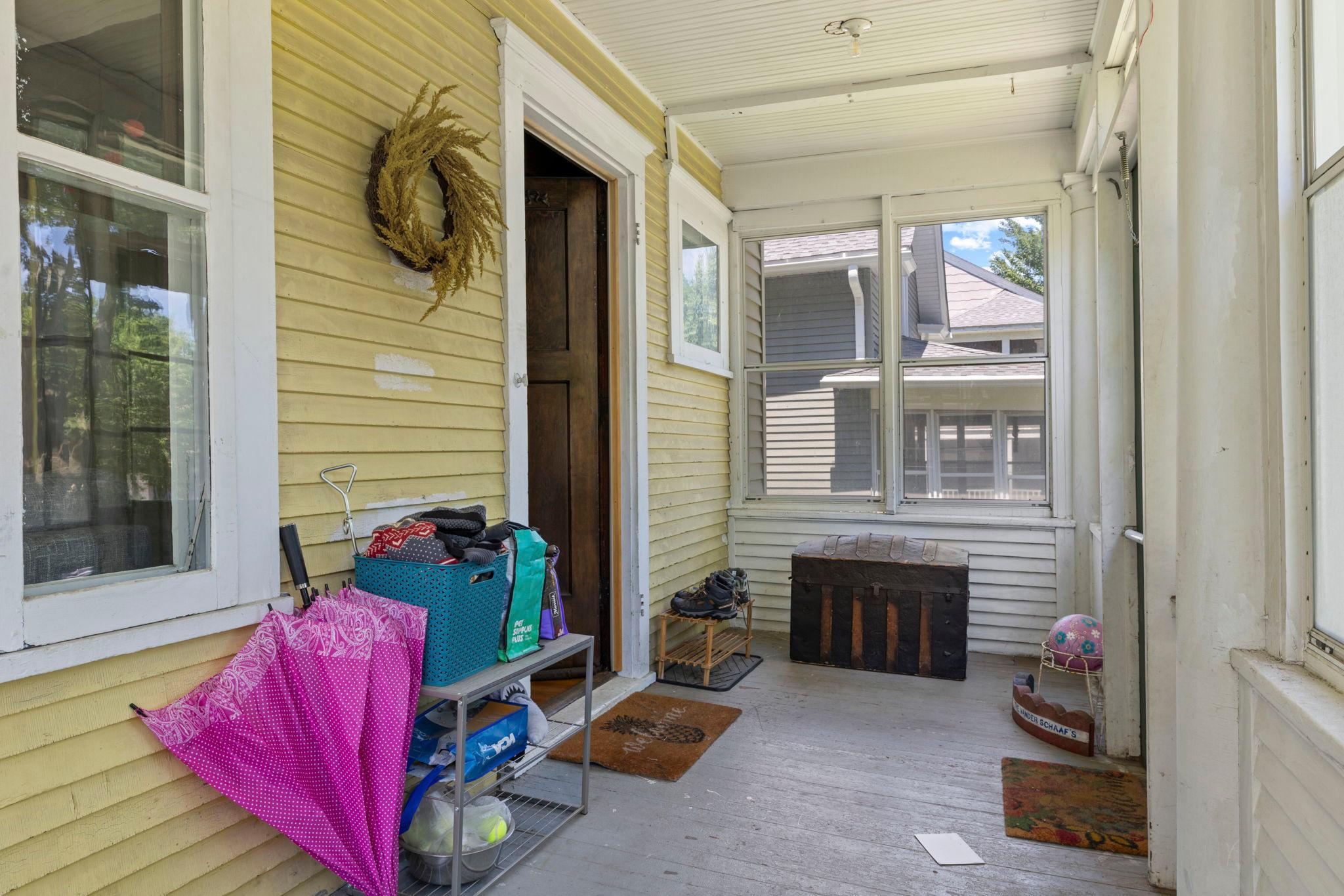 553 Manomin Avenue Property Photo 5