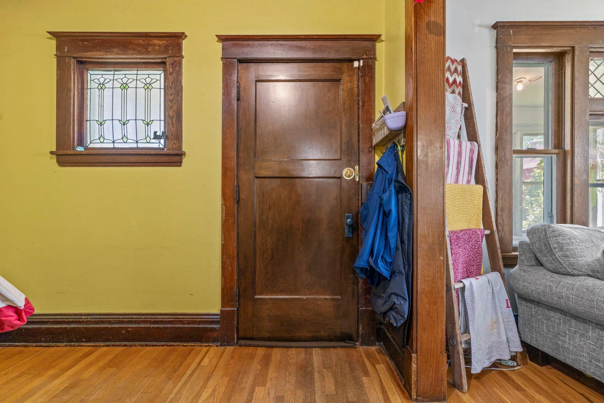 553 Manomin Avenue Property Photo 6