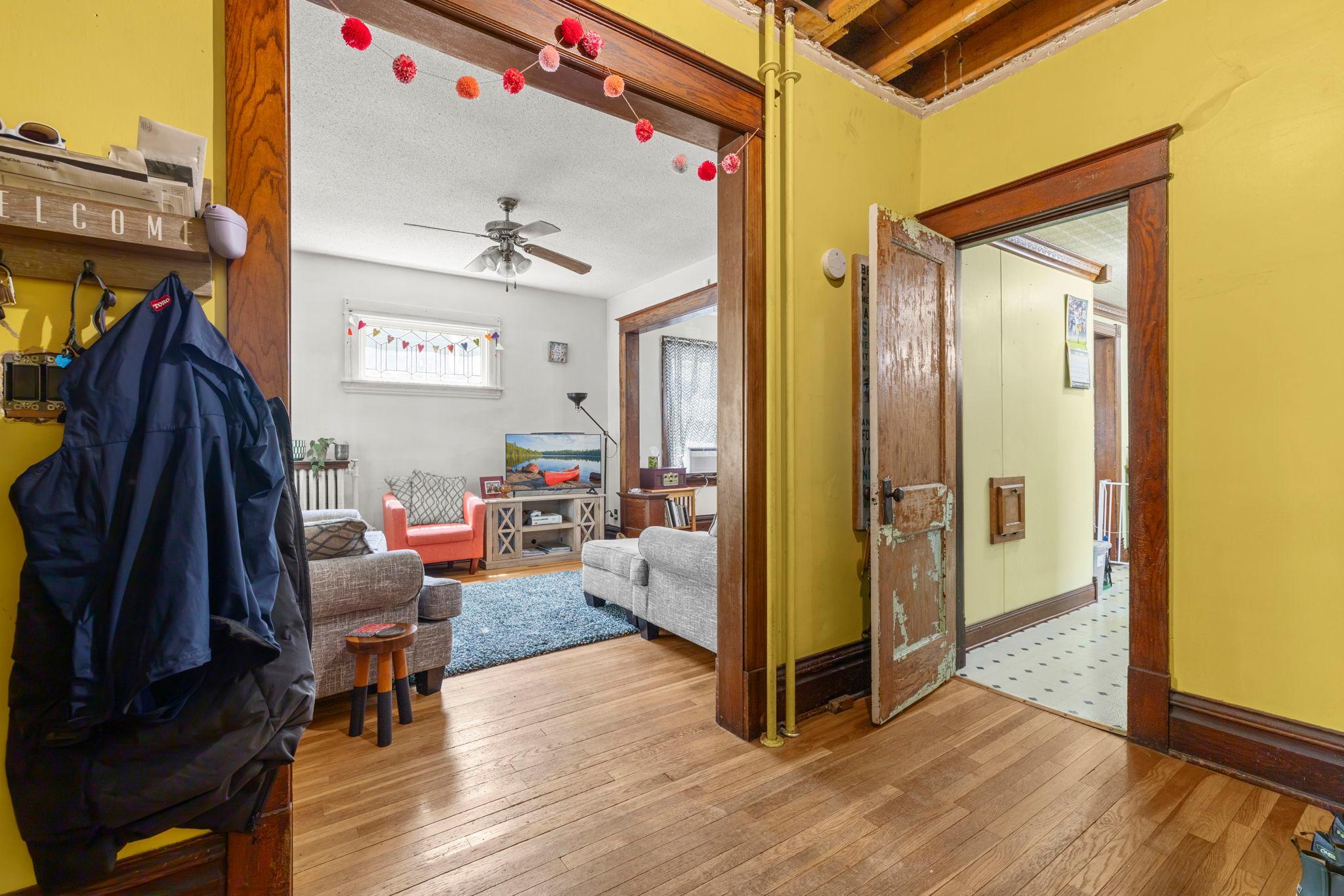 553 Manomin Avenue Property Photo 8