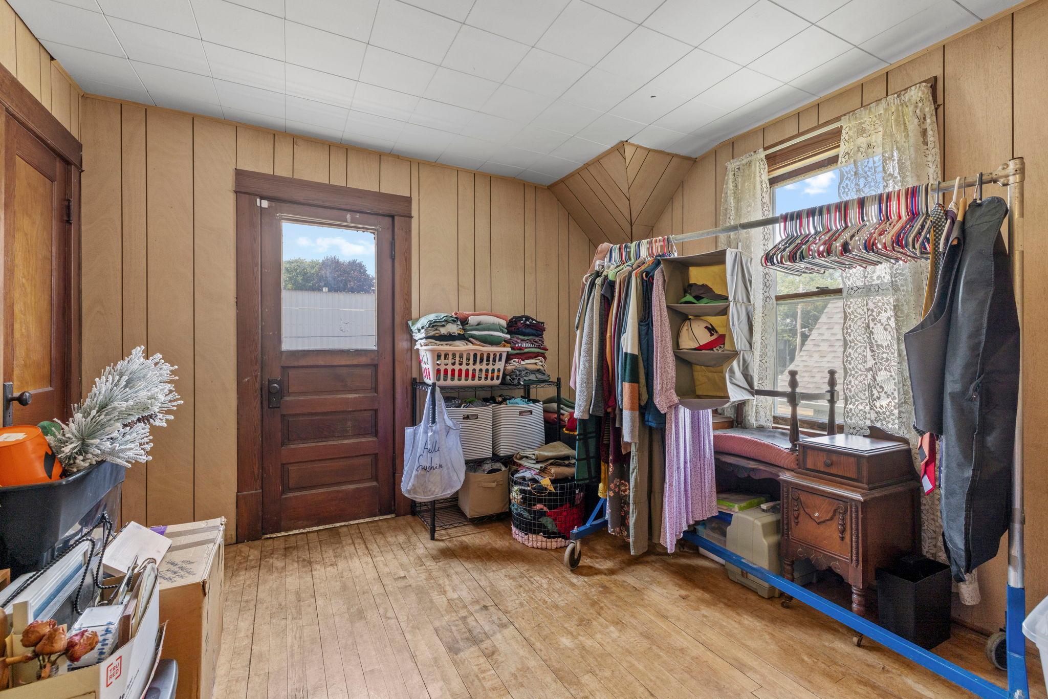 553 Manomin Avenue Property Photo 29