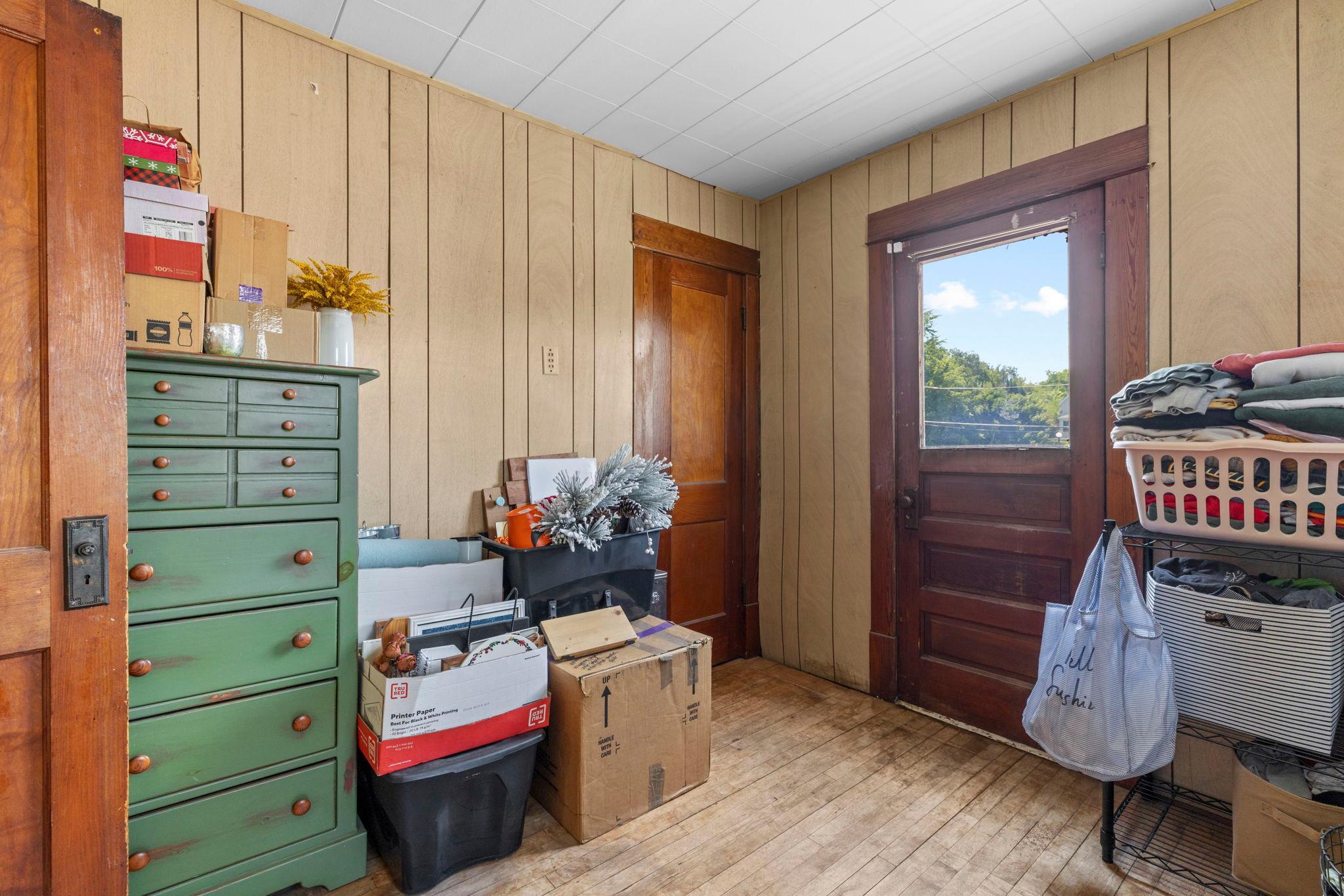 553 Manomin Avenue Property Photo 31