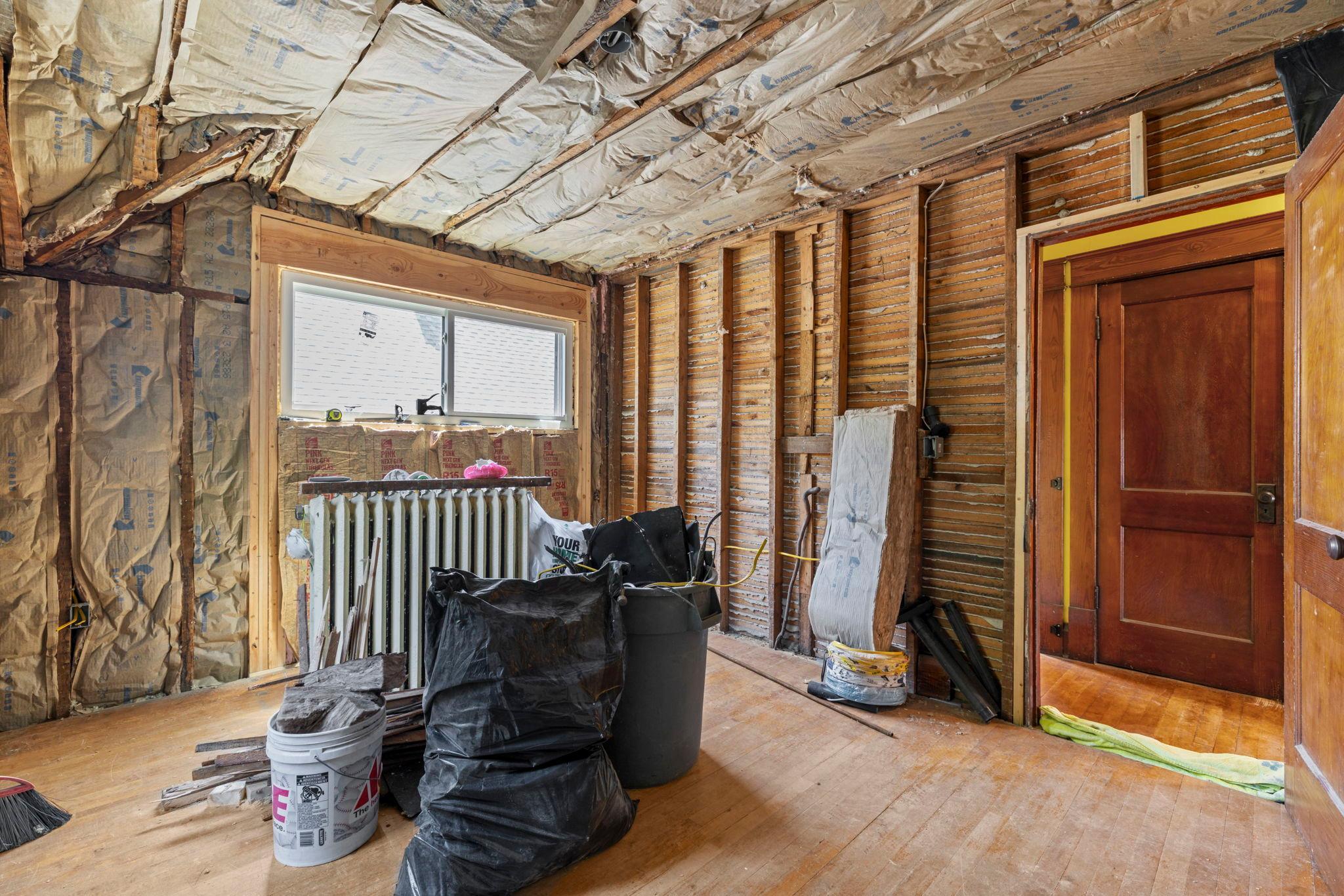 553 Manomin Avenue Property Photo 33