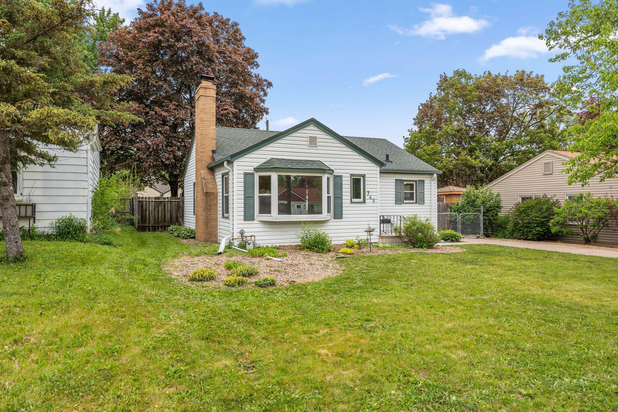 749 Cottage Avenue W Property Photo 1