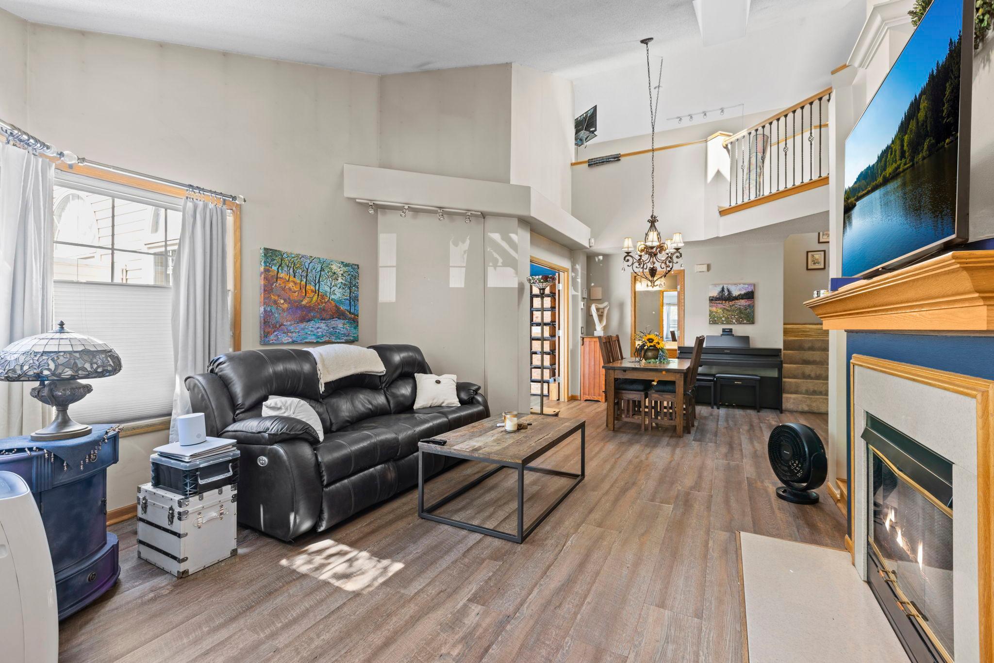 528 Queens Gate Property Photo 3